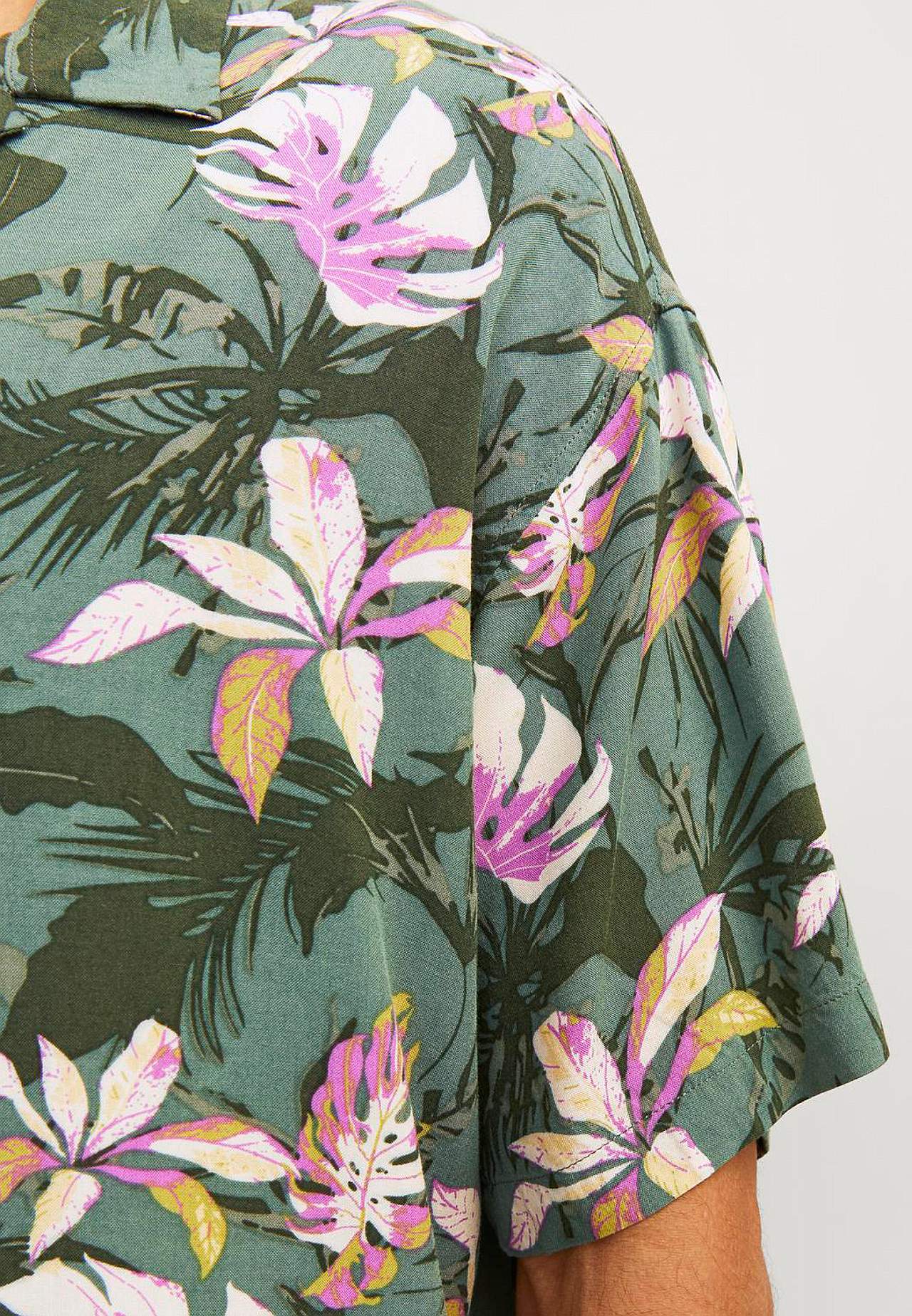 Pehmest viskoosist mustriline särk