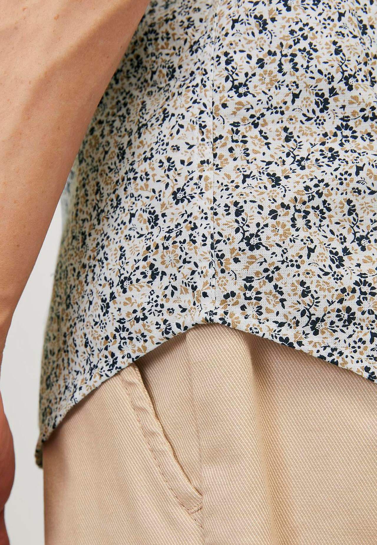 Puuvilla- ja linasegusest kangast mustriline särk