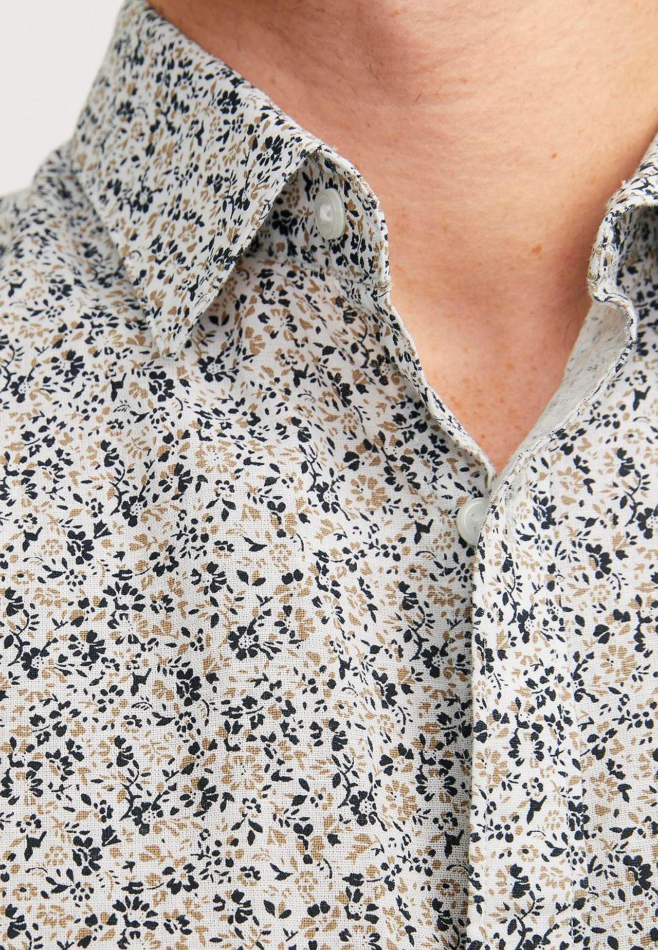 Puuvilla- ja linasegusest kangast mustriline särk