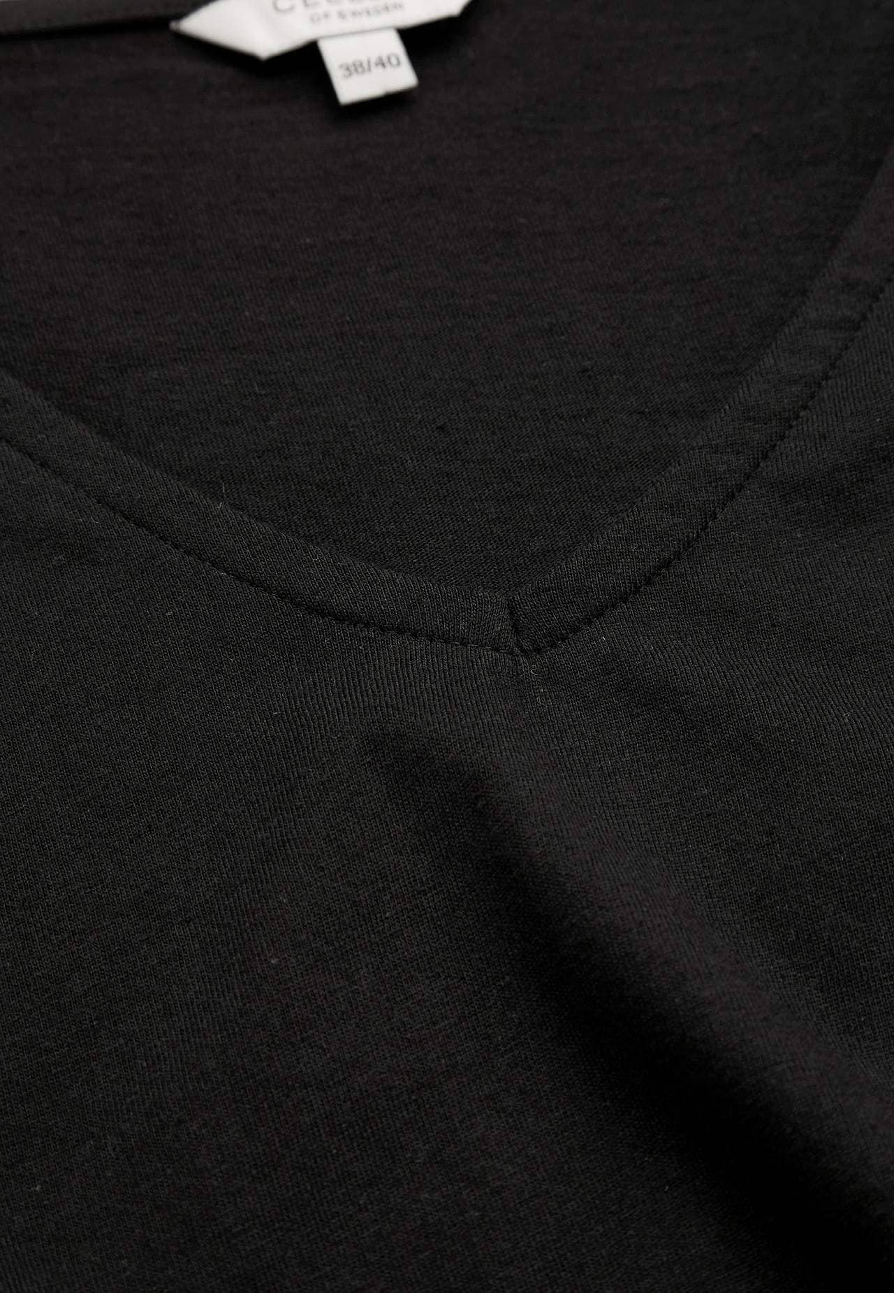 V-kaelusega topp