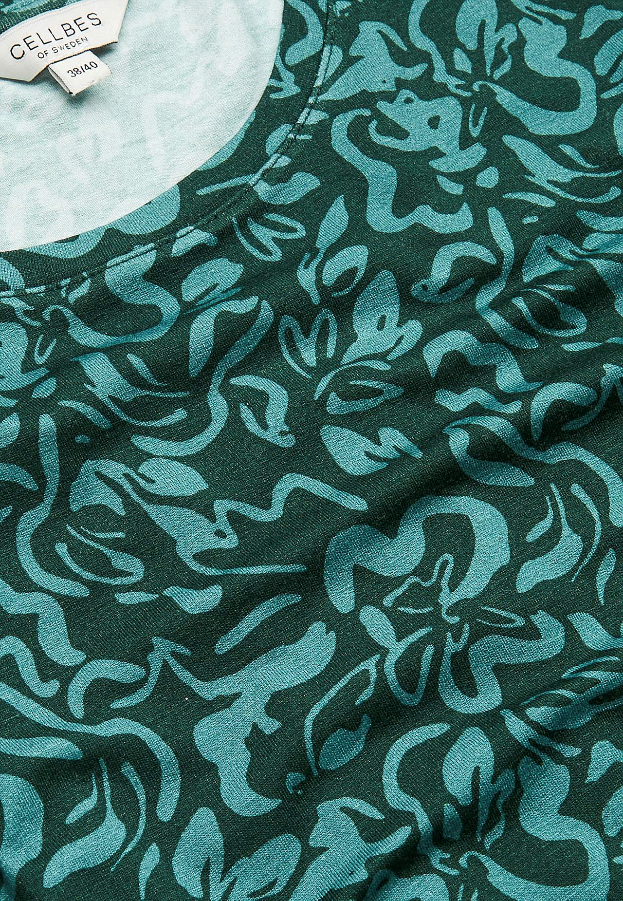 Kolmveerandvarrukatega trikotaažtopp