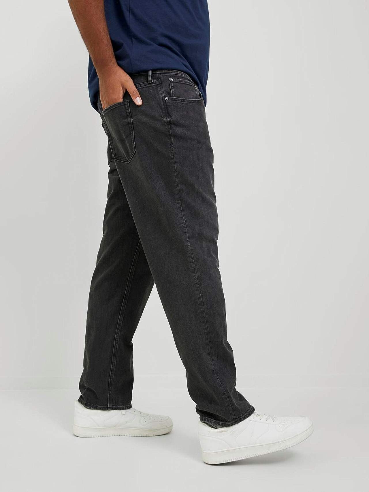 Alt kitsenevate säärtega elastsed teksased