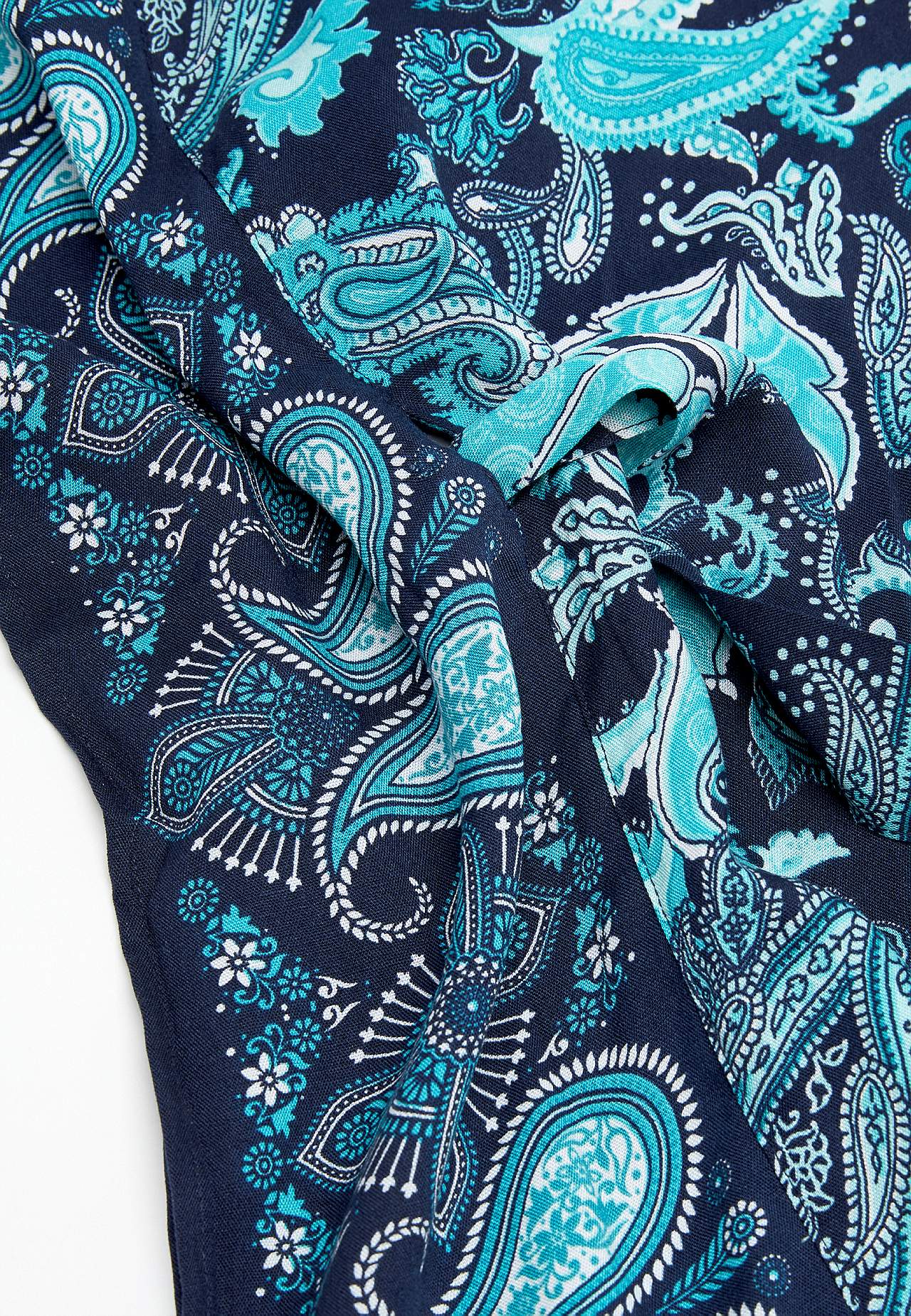 Neerumustriline vööga kaftan