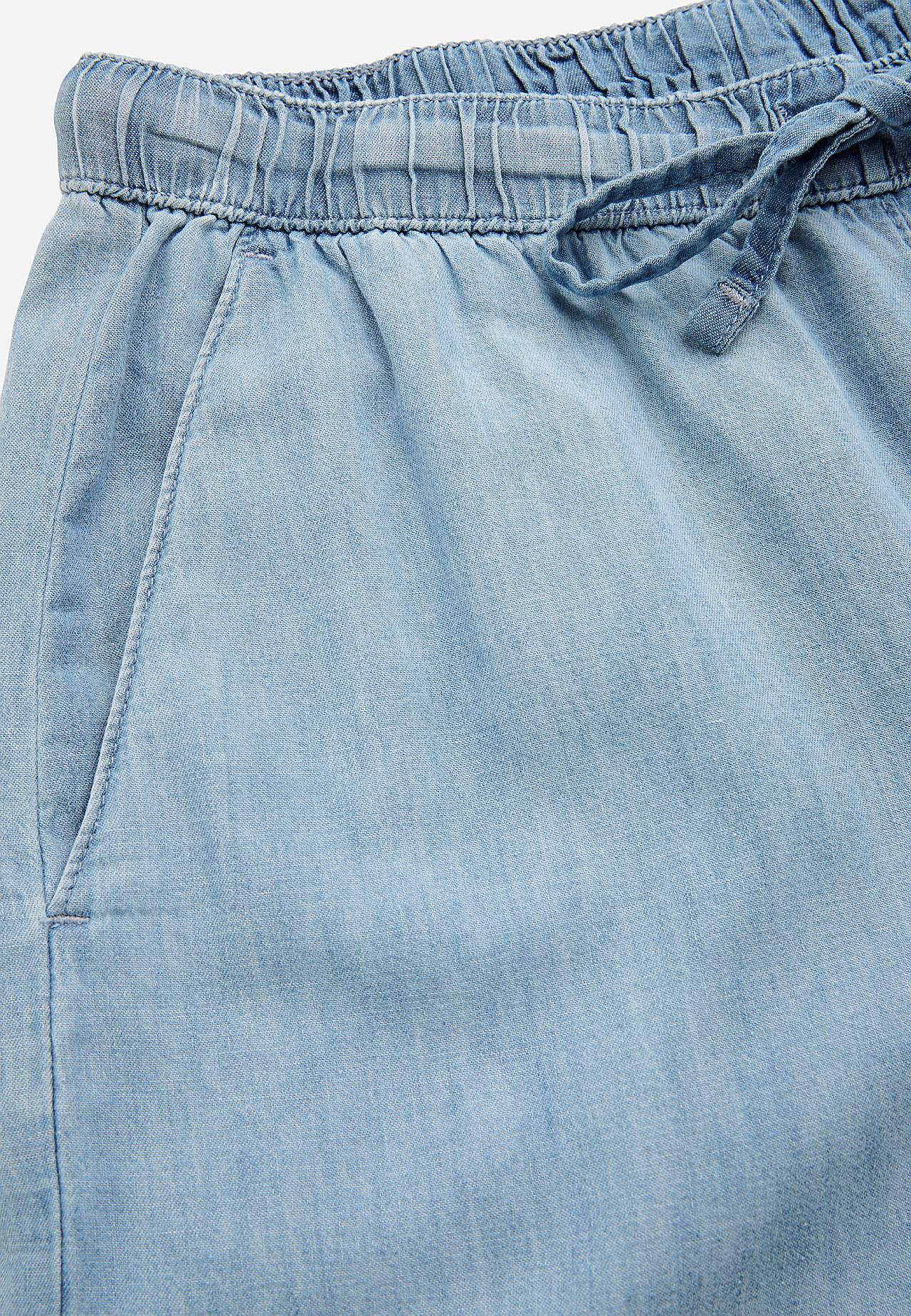 Laiade säärtega teksapüksid