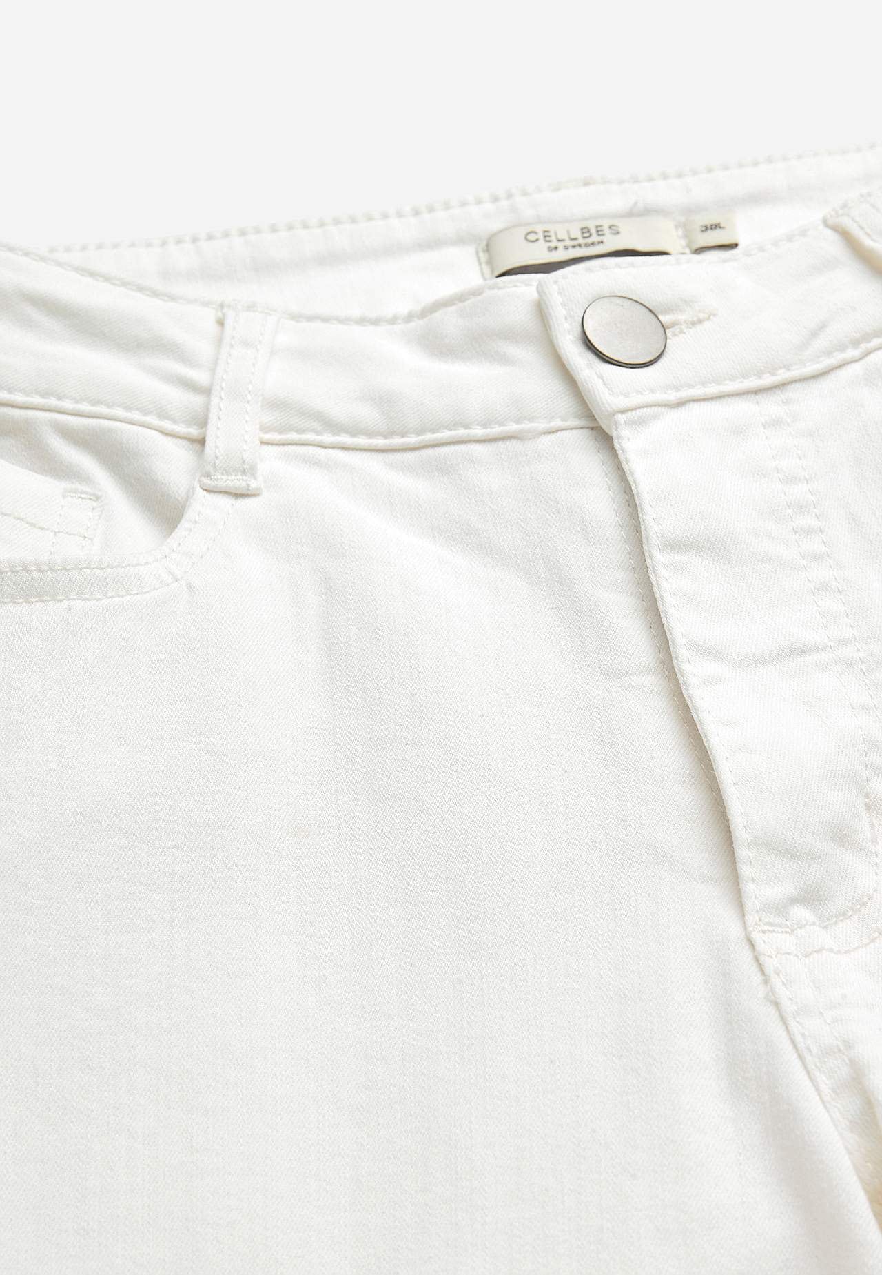 Kõrge vöökohaga, pikkade ja laiade säärtega teksad
Renata