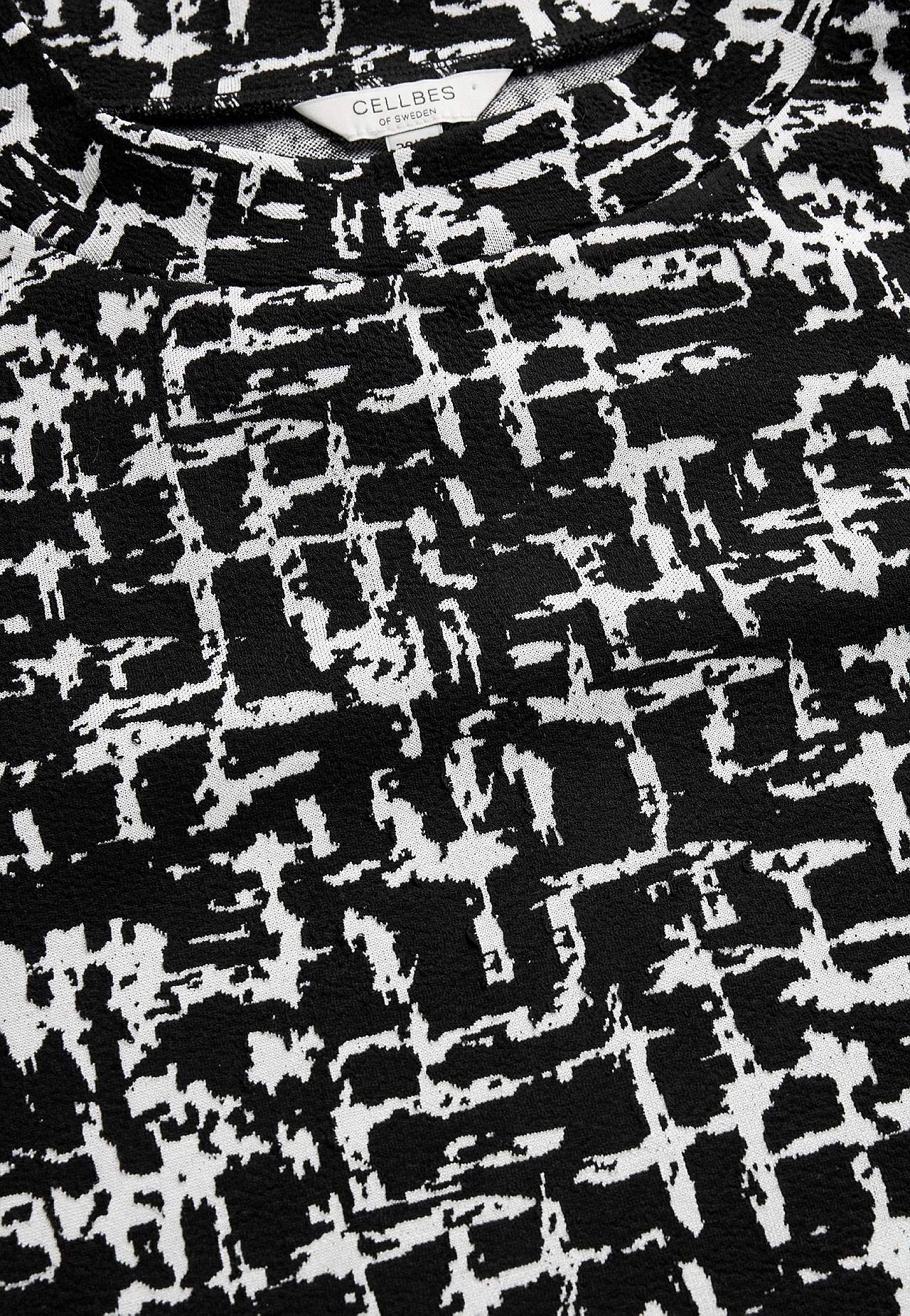 Mustriline kleit küljetaskutega