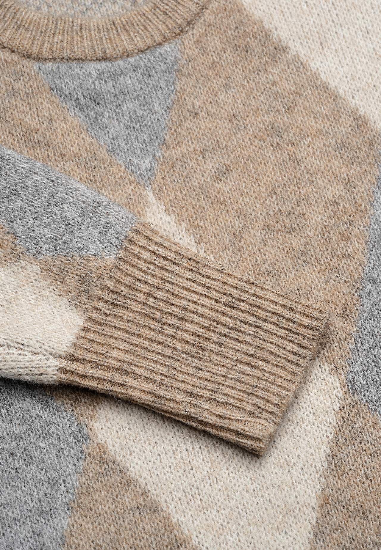 Kootud tuunika lõhikutega