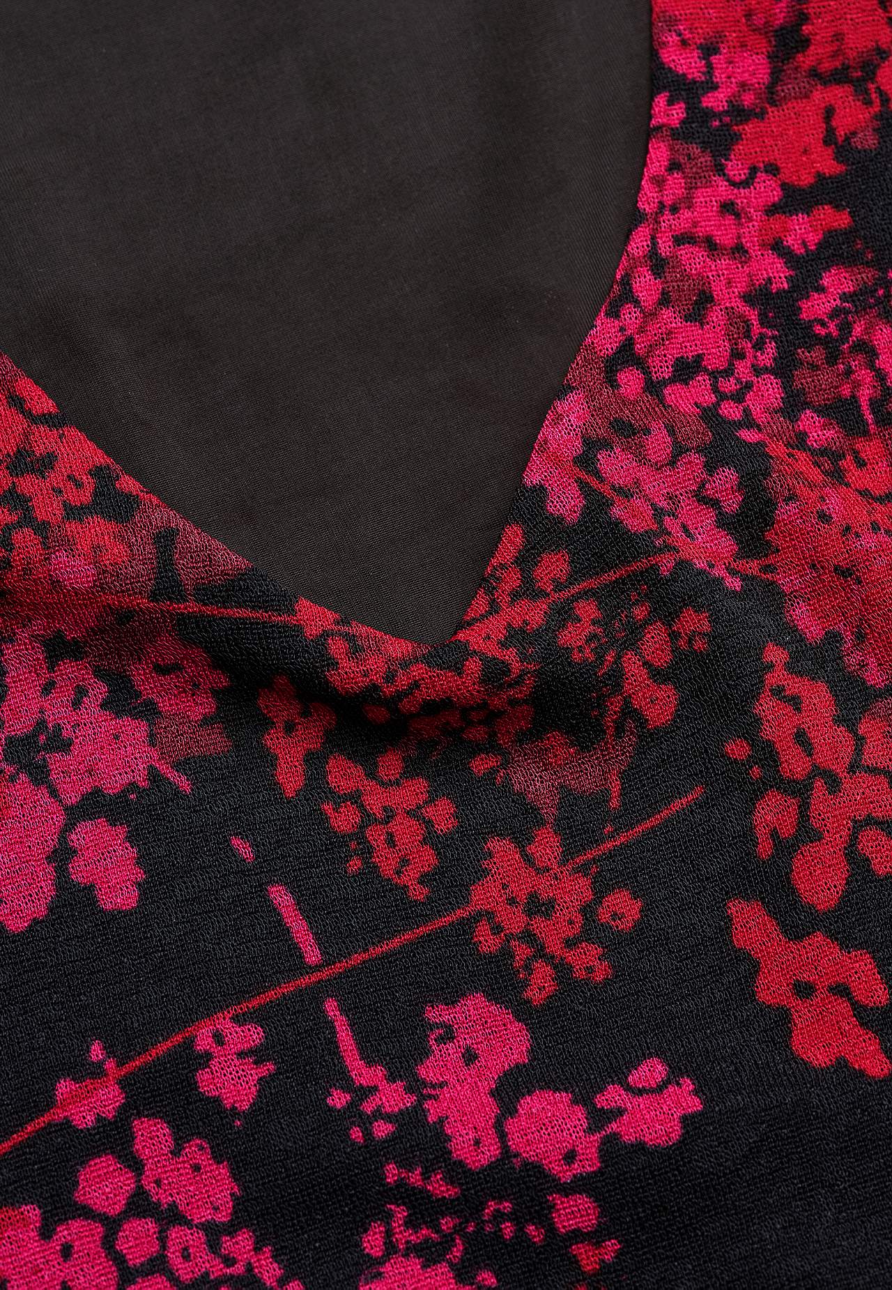 Lillemustriline tuunika