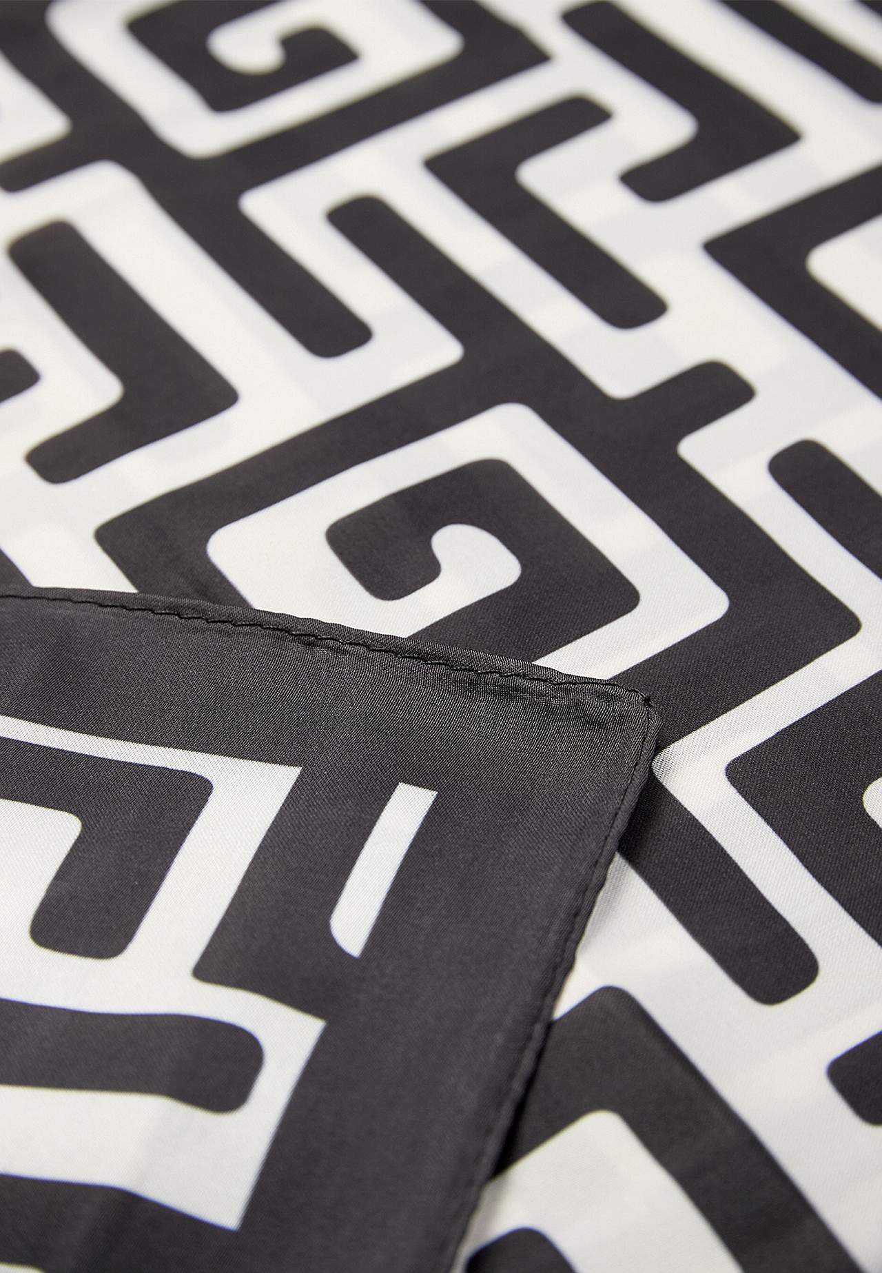 Mustriline satiinist sall