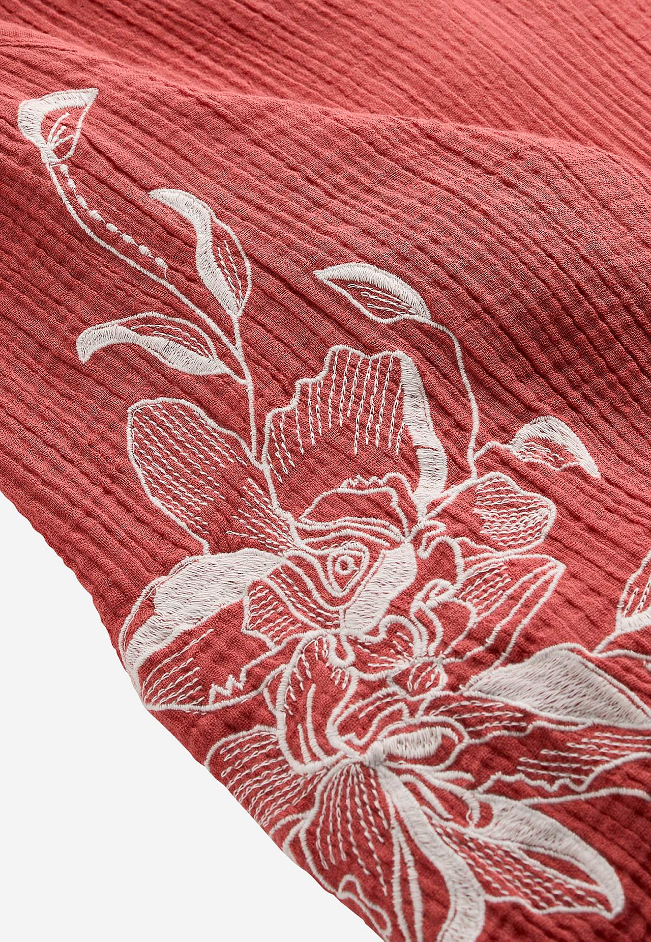 Kortsulisest puuvillasest materjalist tikandiga kleit