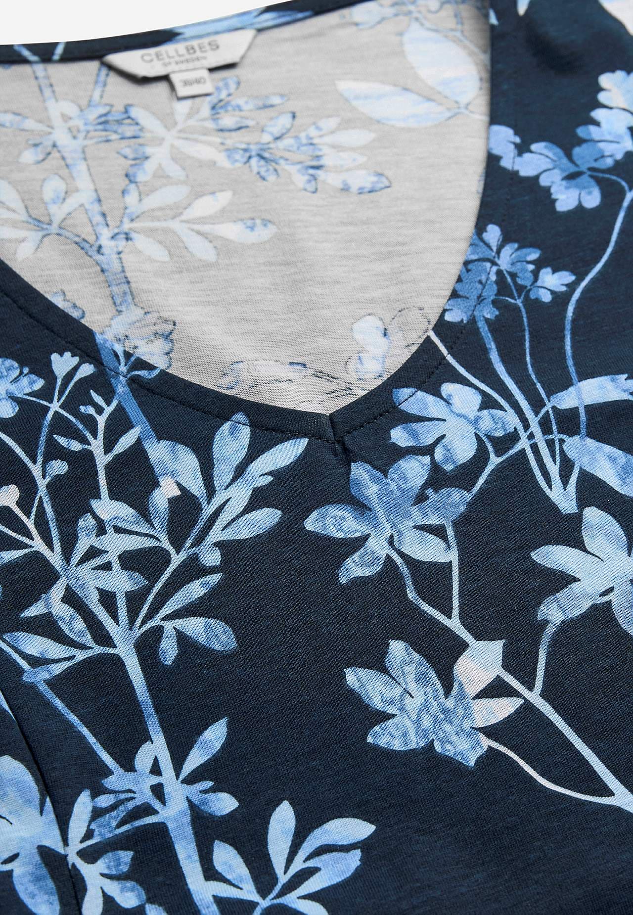 Mustriline taskutega trikotaažkleit