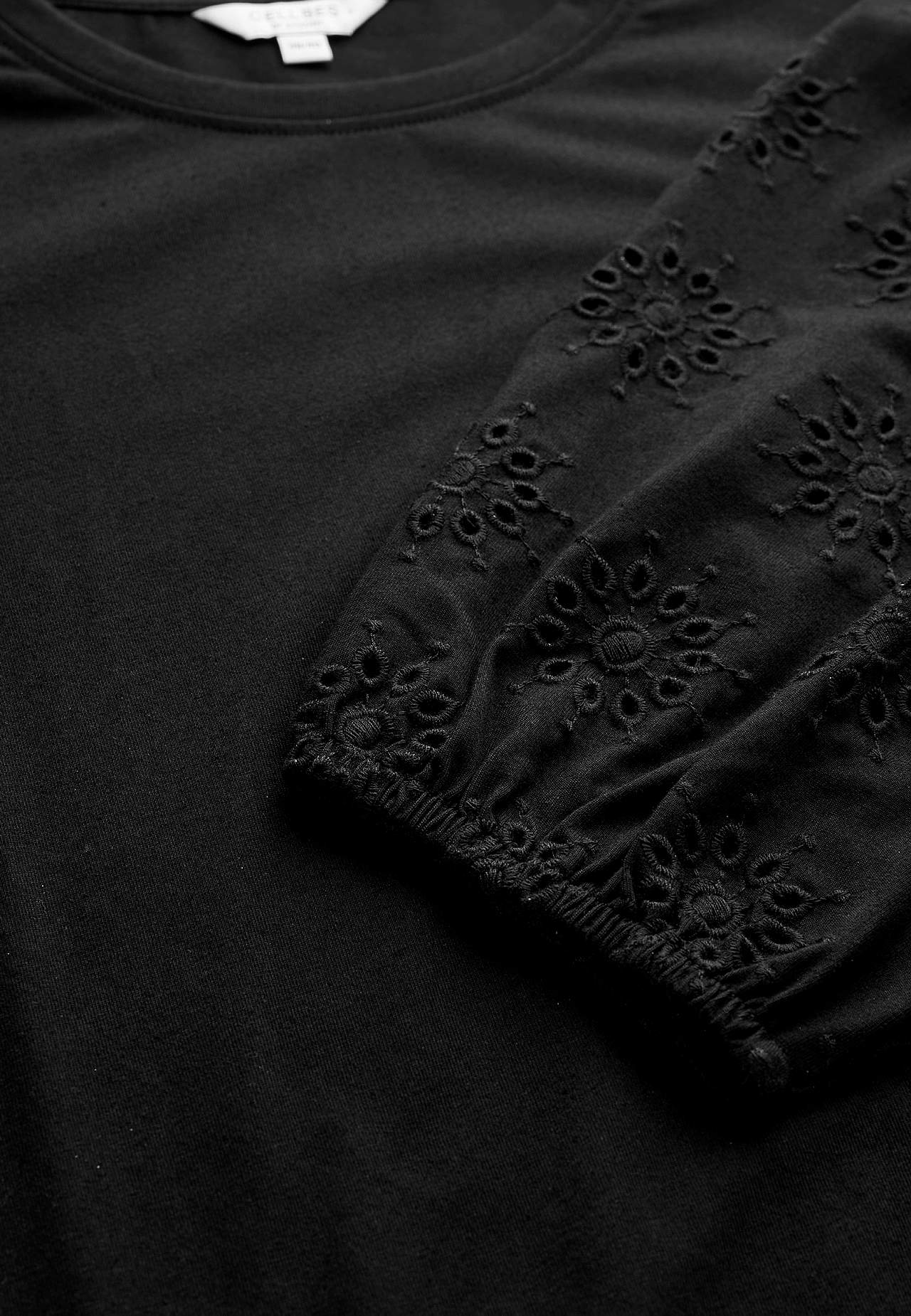 Trikotaažist tuunika broderiitikandis varrukatega