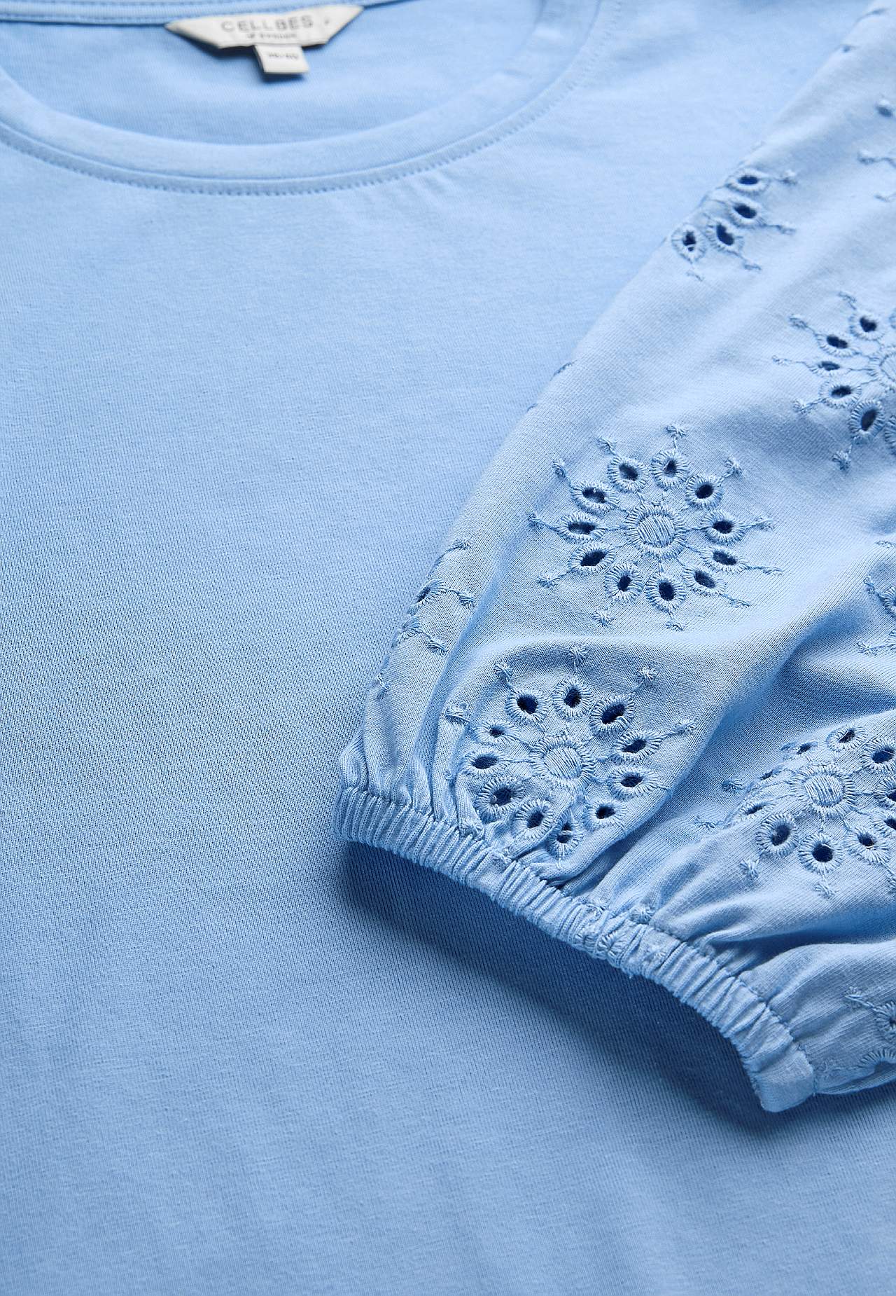 Trikotaažist tuunika broderiitikandis varrukatega