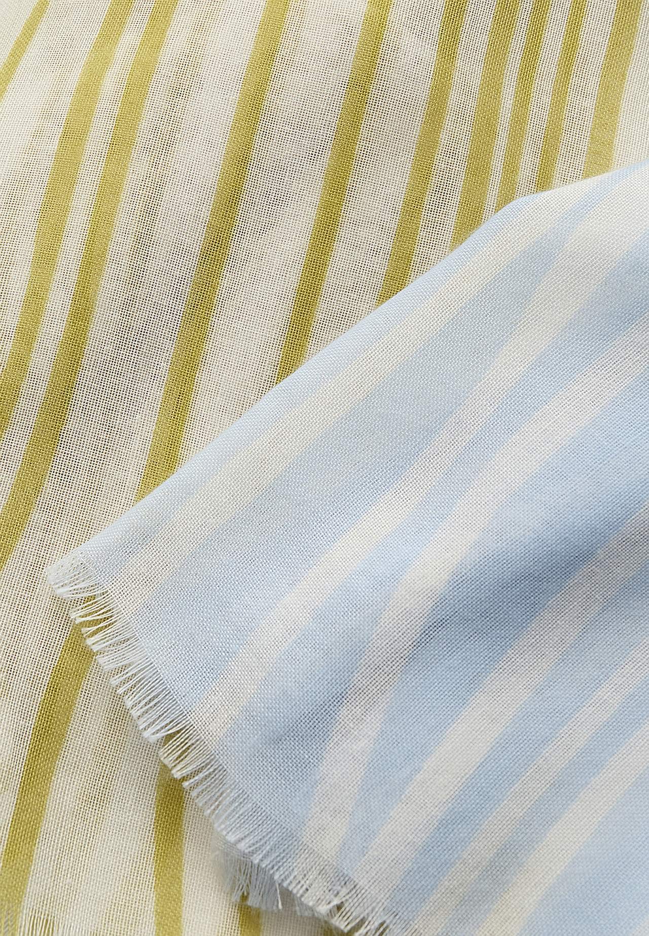 Pikk, õhuline triibuline sall