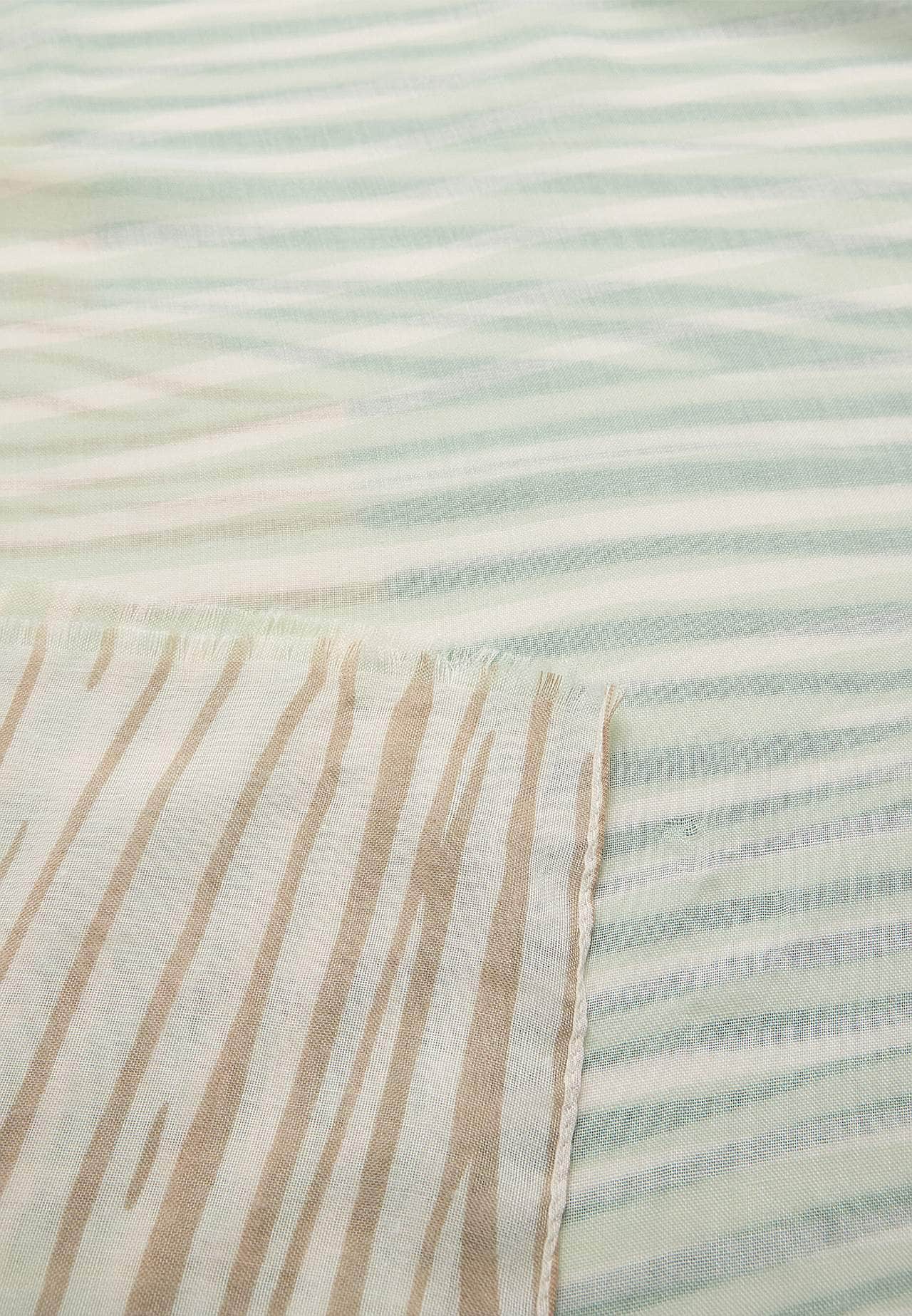 Pikk, õhuline triibuline sall