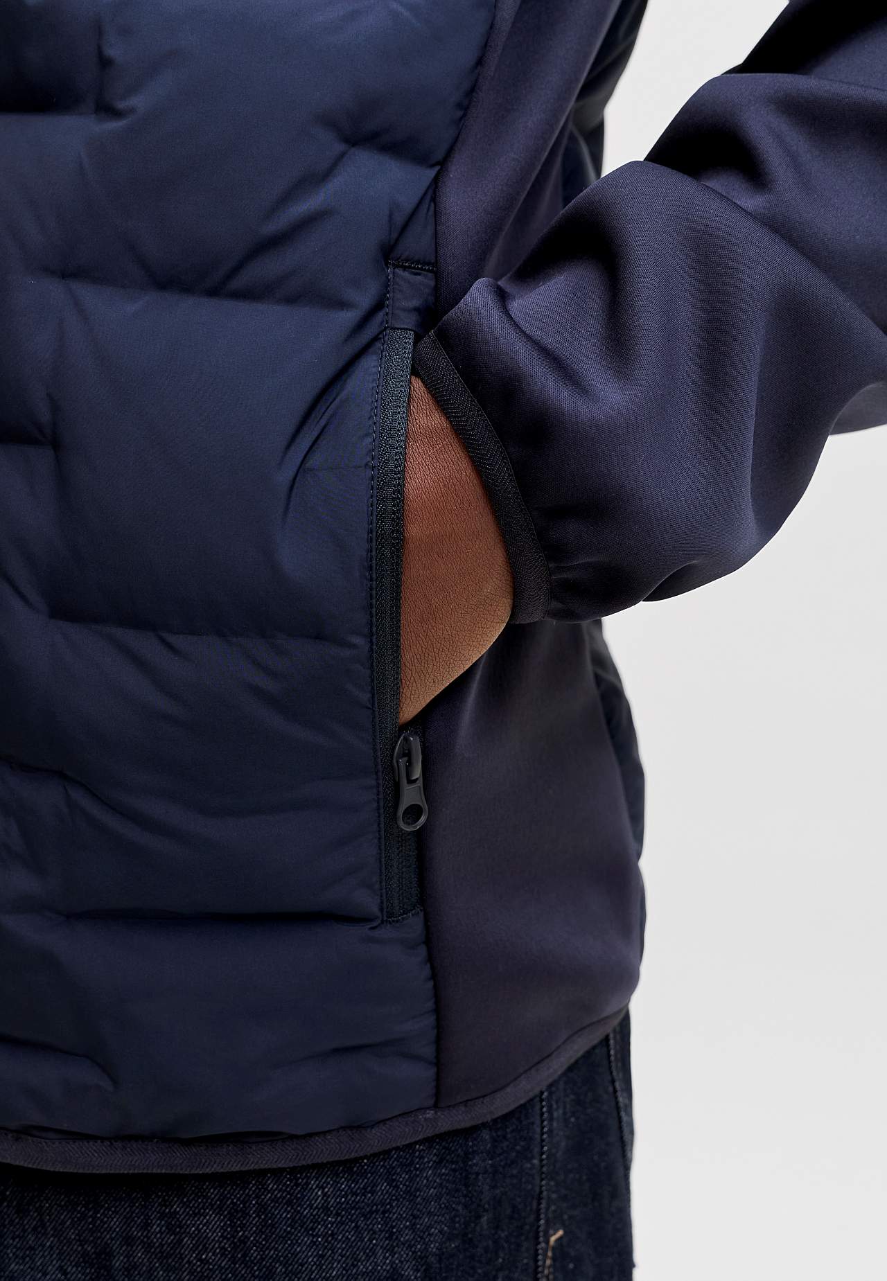 Kapuutsiga hübriidjakk