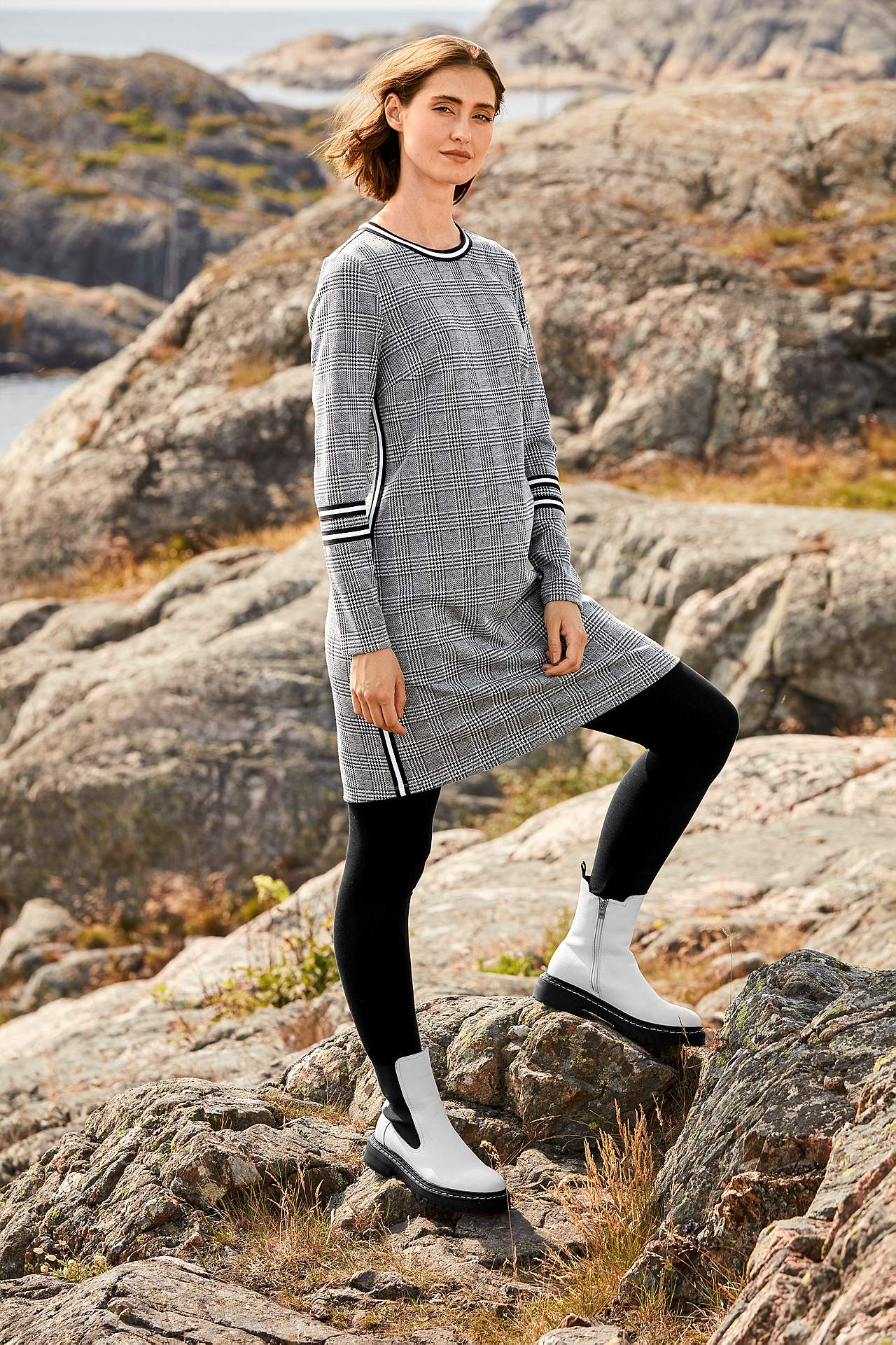 Kontrastvärvis detailisega trikotaažkleit