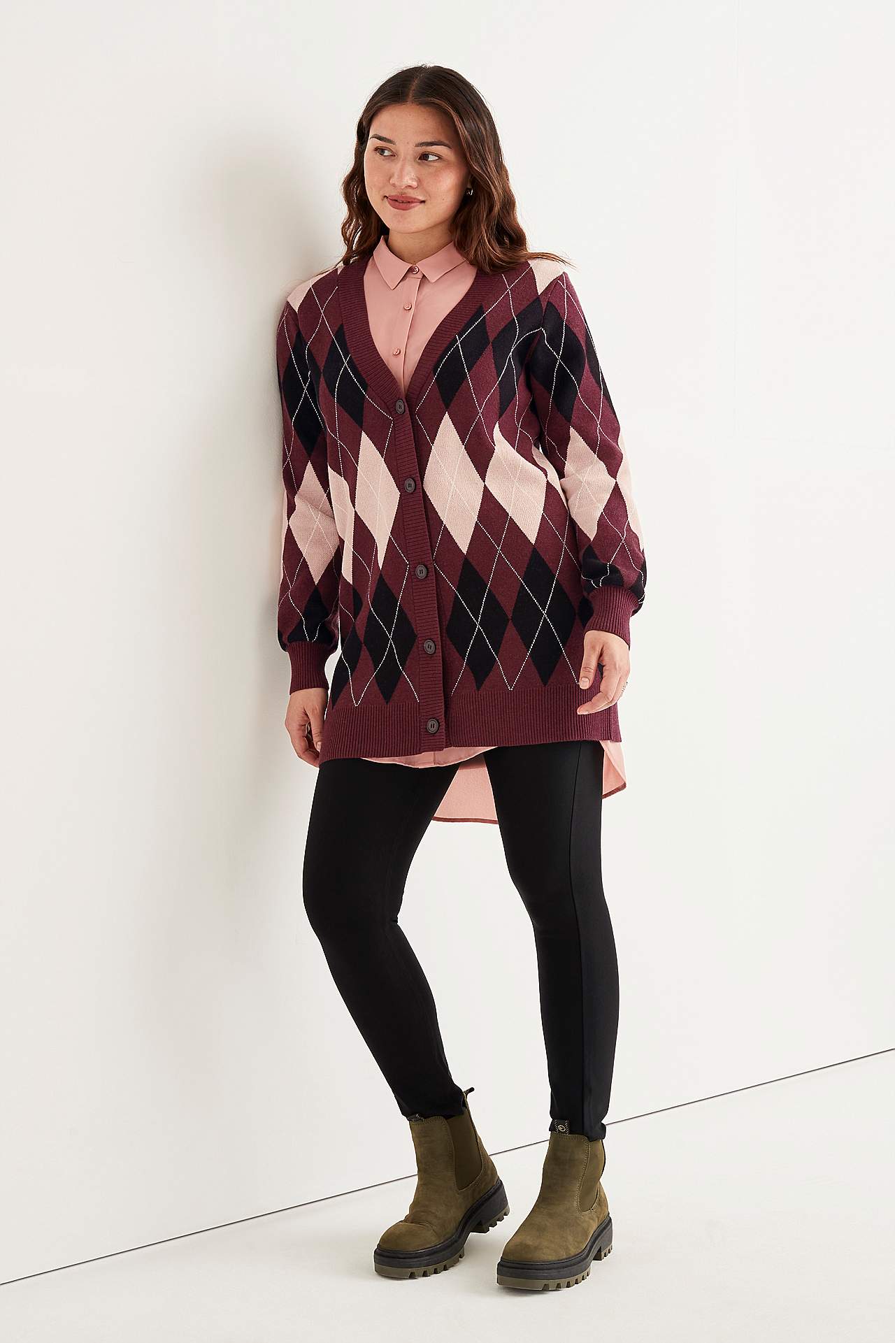 Mustrisse kootud kardigan