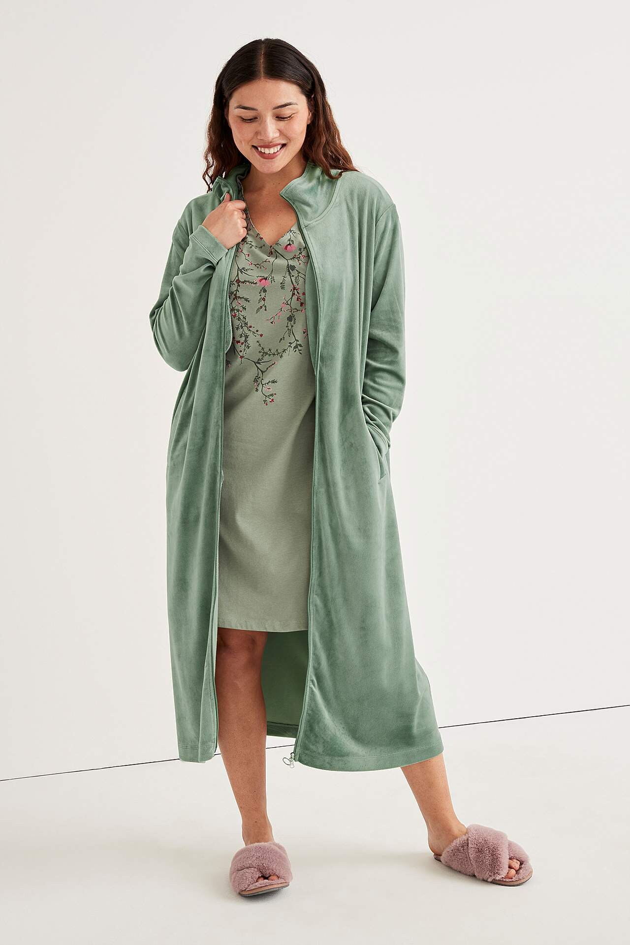 Veluurist hommikumantel