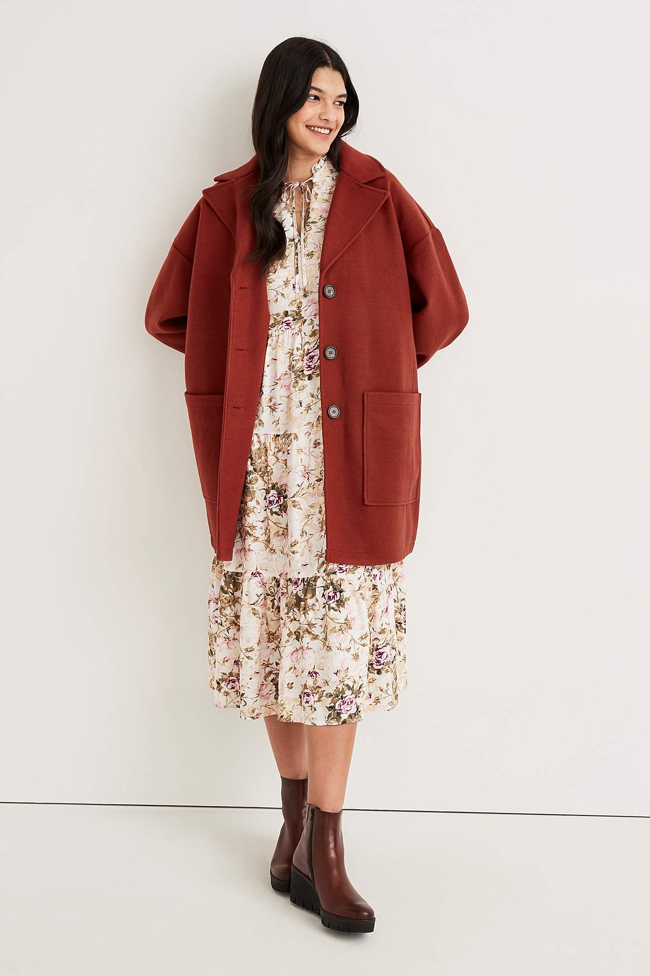 Mustriline volangiga kleit