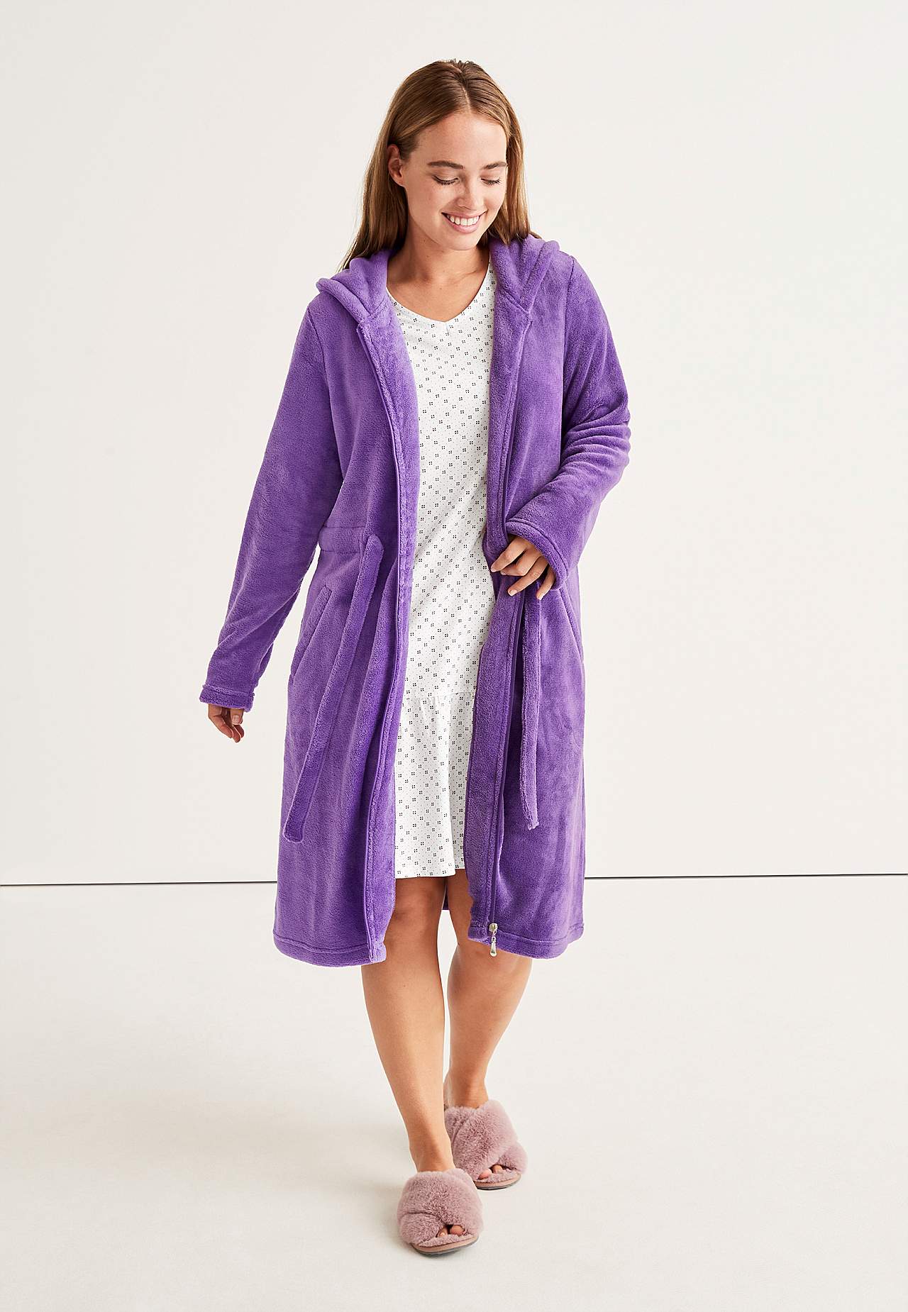 Laia volangiga mustriline öösärk