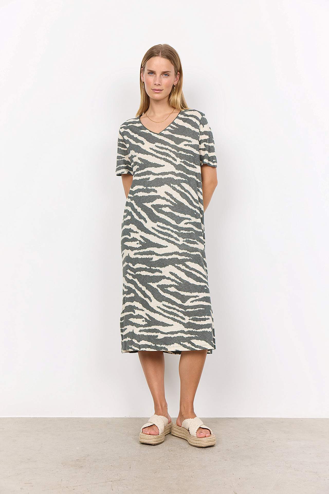 Mustriline linane ja Tencel® kleit