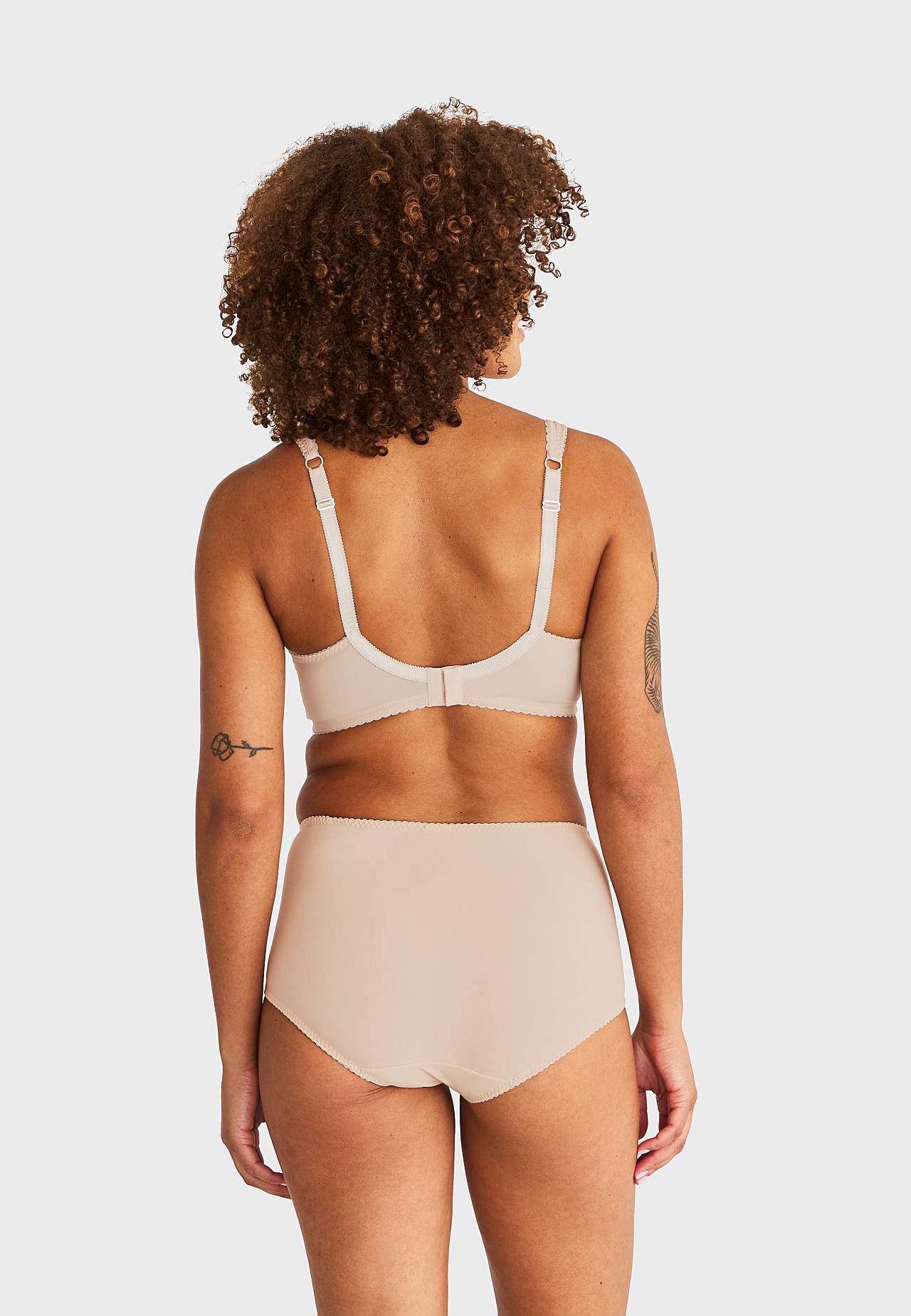 Tugikaartega rinnahoidja Adorable shape