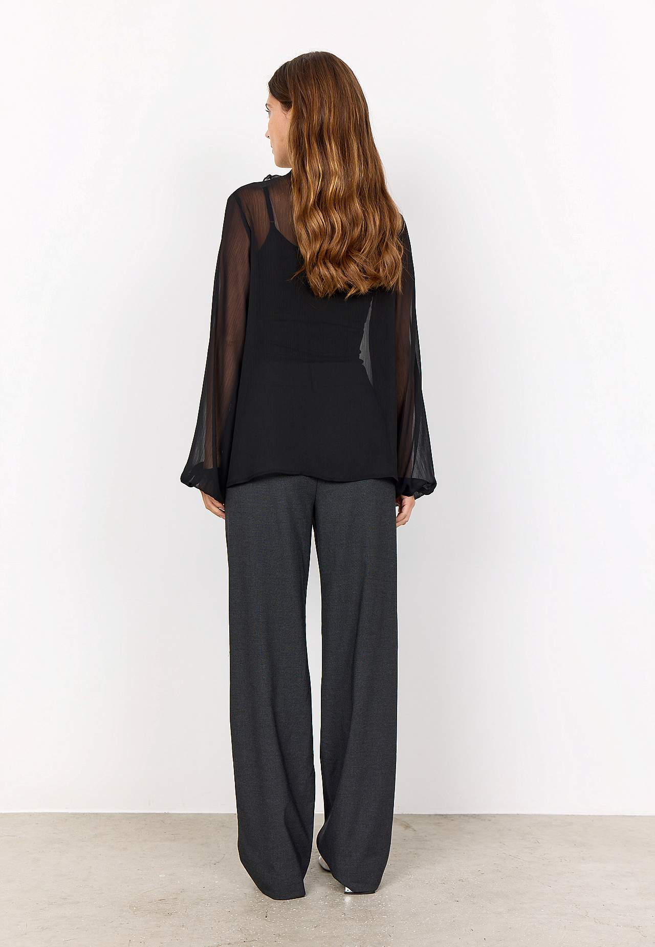 Šifoonist volangidega pluus