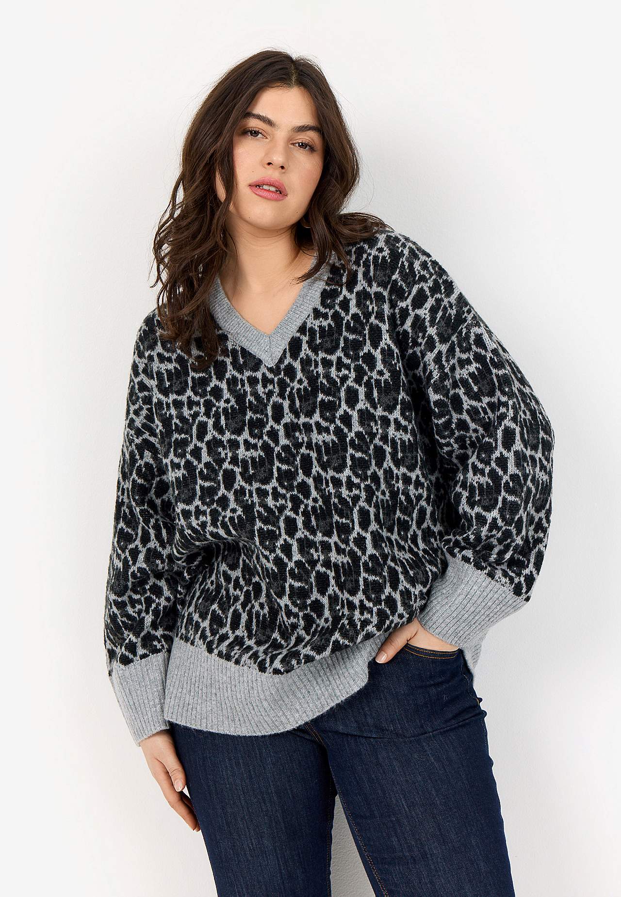 Leopardimustriline kootud kampsun