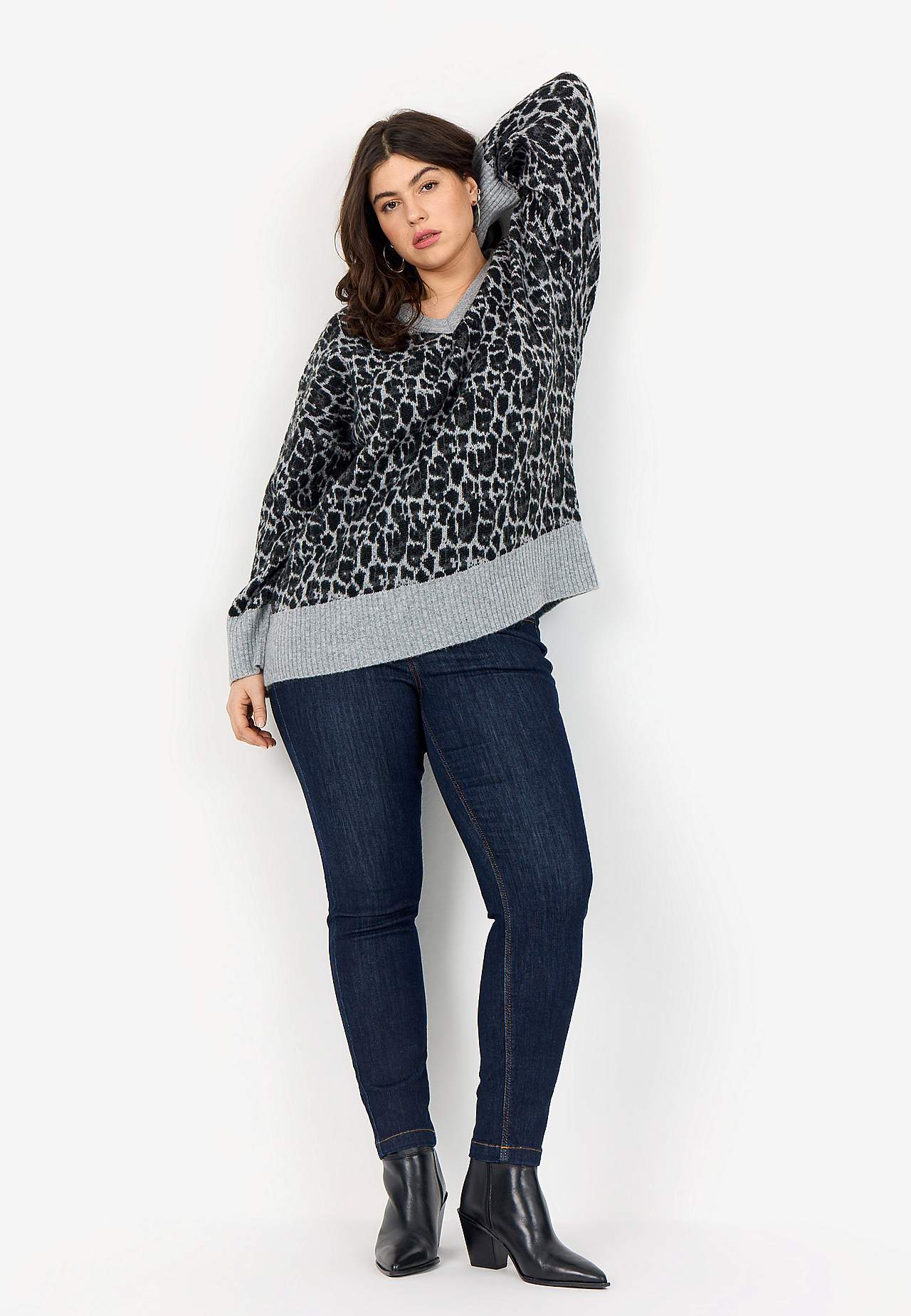 Leopardimustriline kootud kampsun