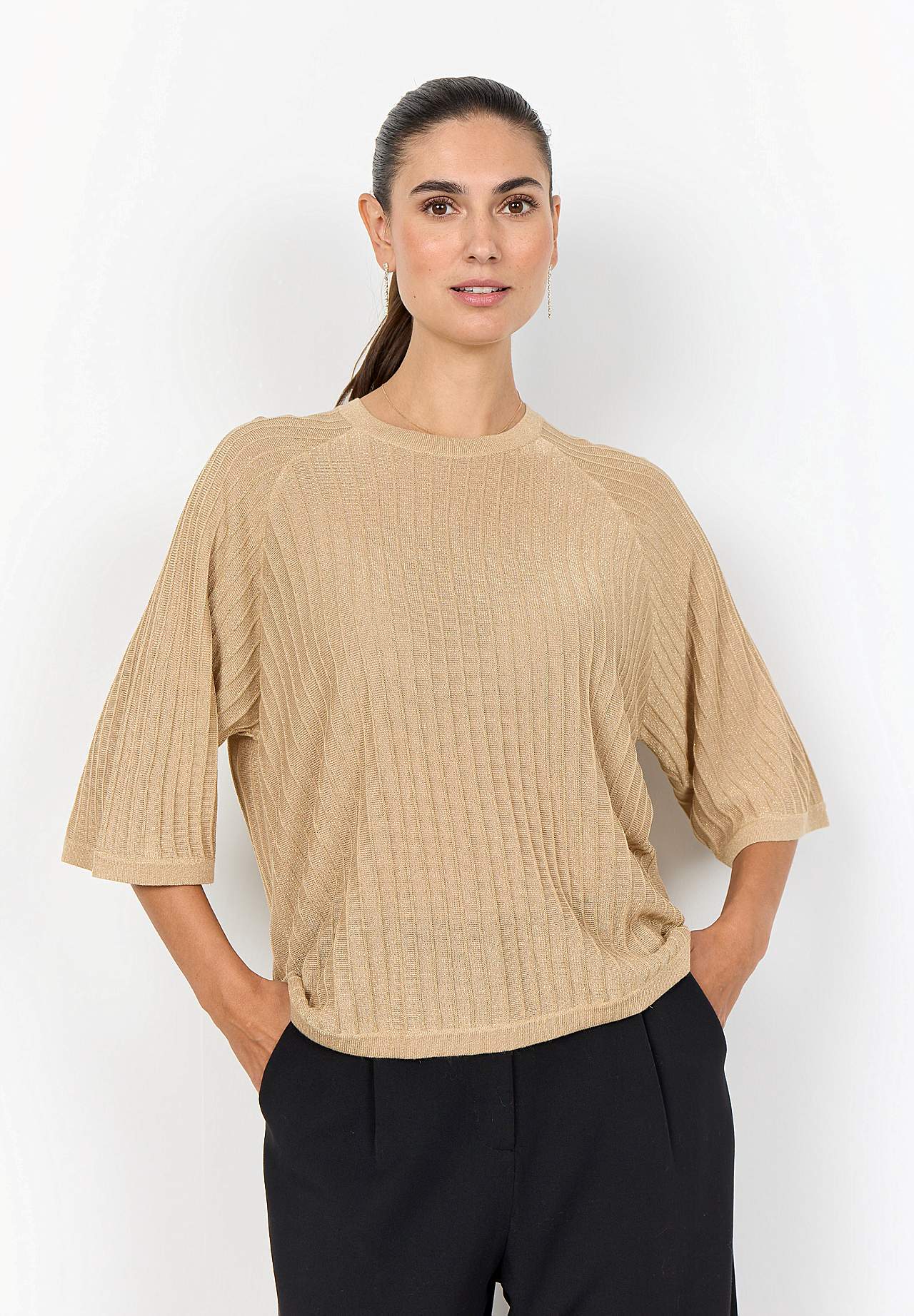 Peenkoes sädelevate niitidega kampsun