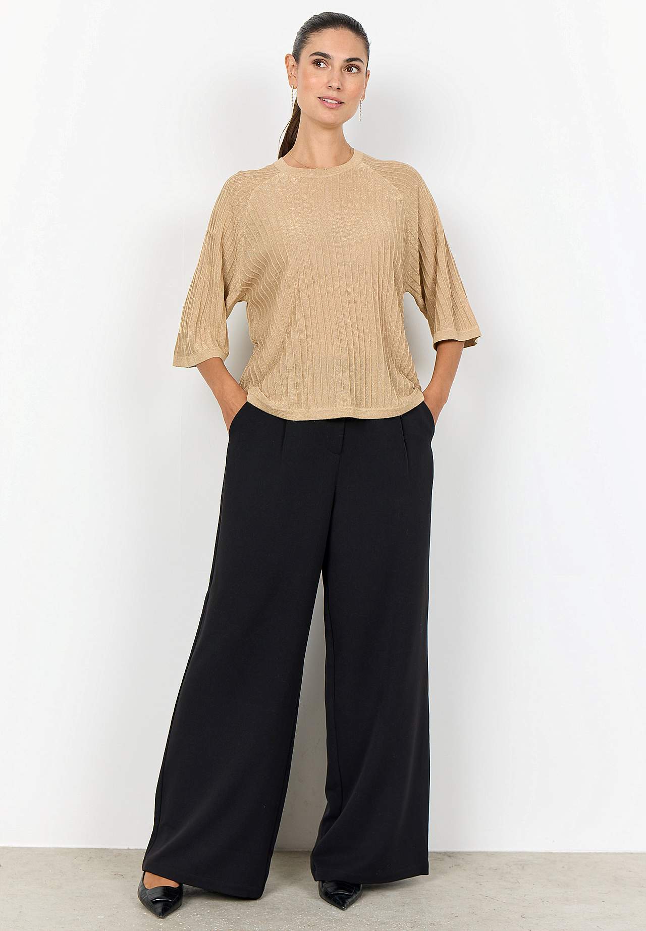 Peenkoes sädelevate niitidega kampsun