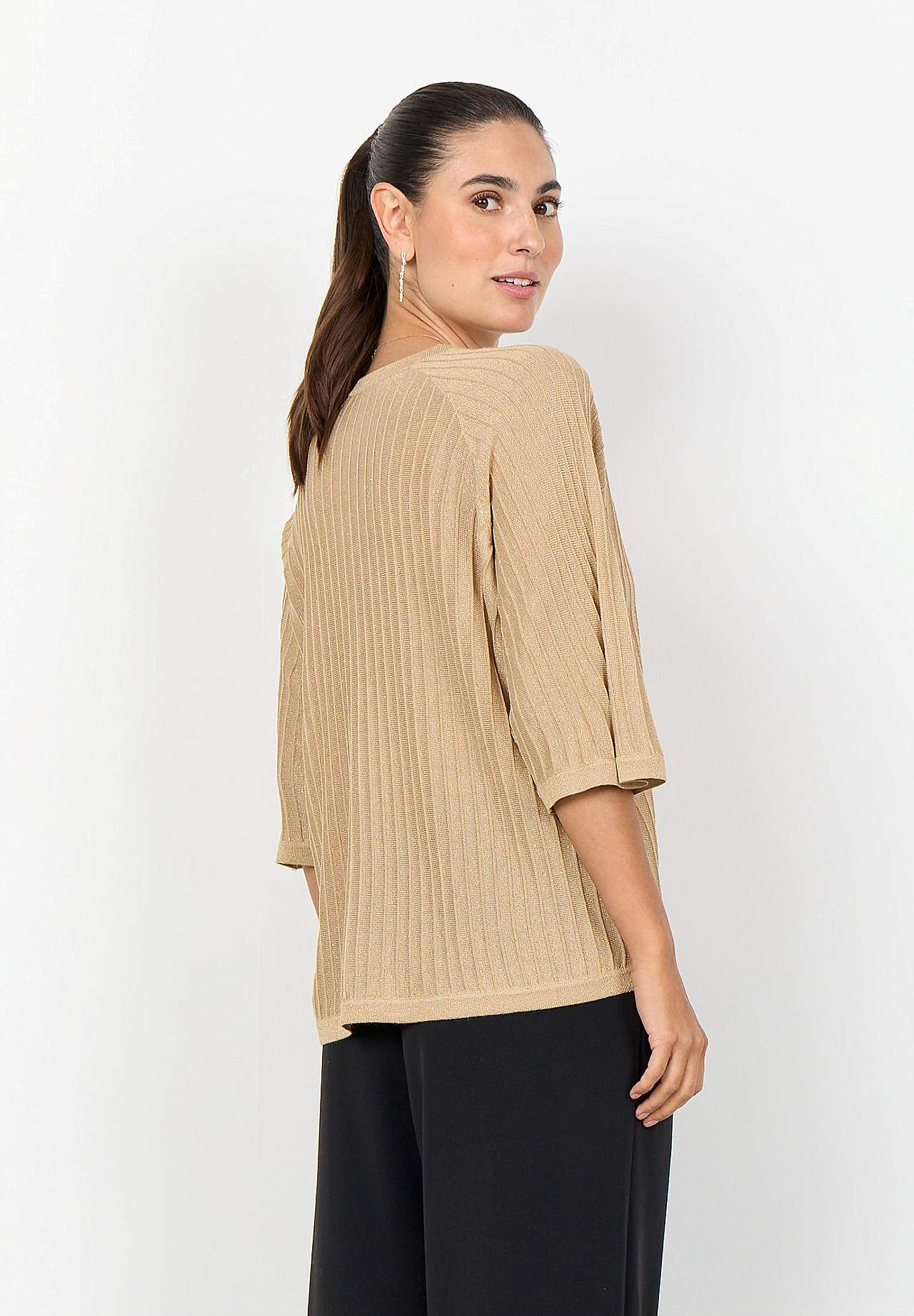 Peenkoes sädelevate niitidega kampsun