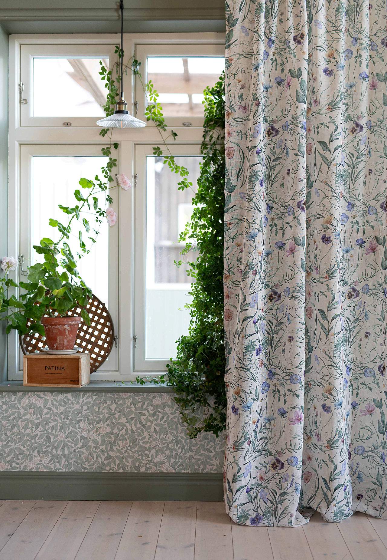 Eri riputusviisidega lilleline kardin 2 tk pakis