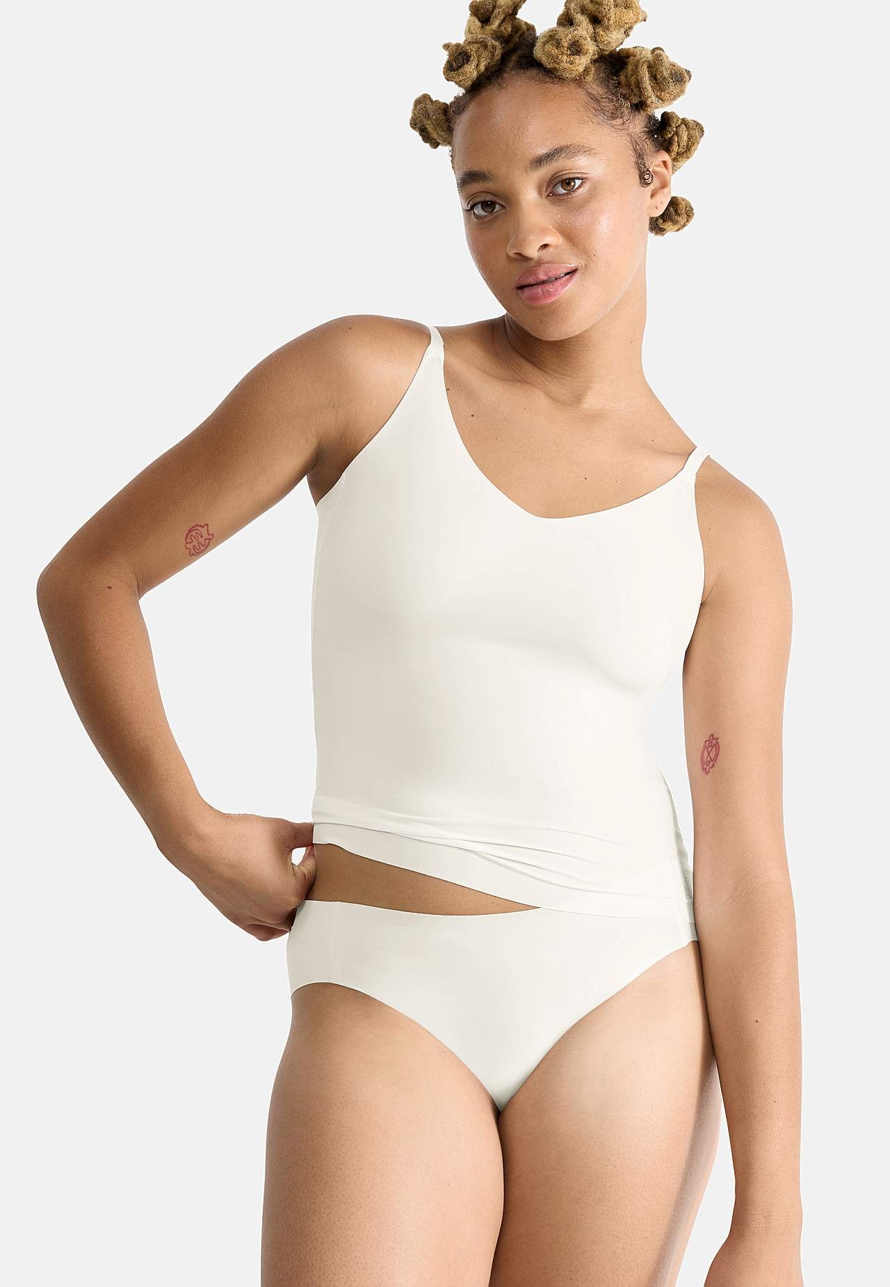 Õmblusteta topp reguleeritavate õlapaeltega ZERO Feel 2.0 Spaghetti top