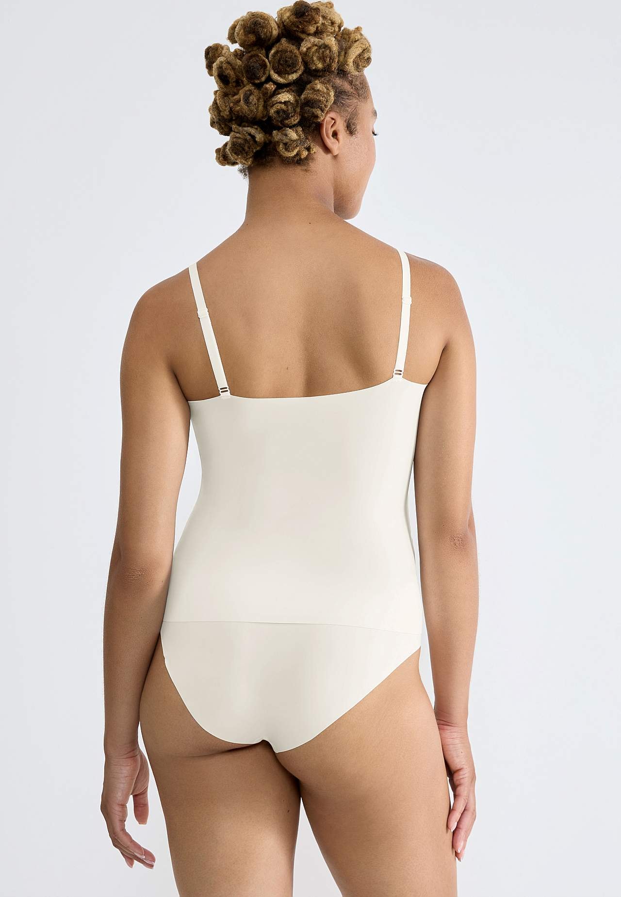 Õmblusteta topp reguleeritavate õlapaeltega ZERO Feel 2.0 Spaghetti top