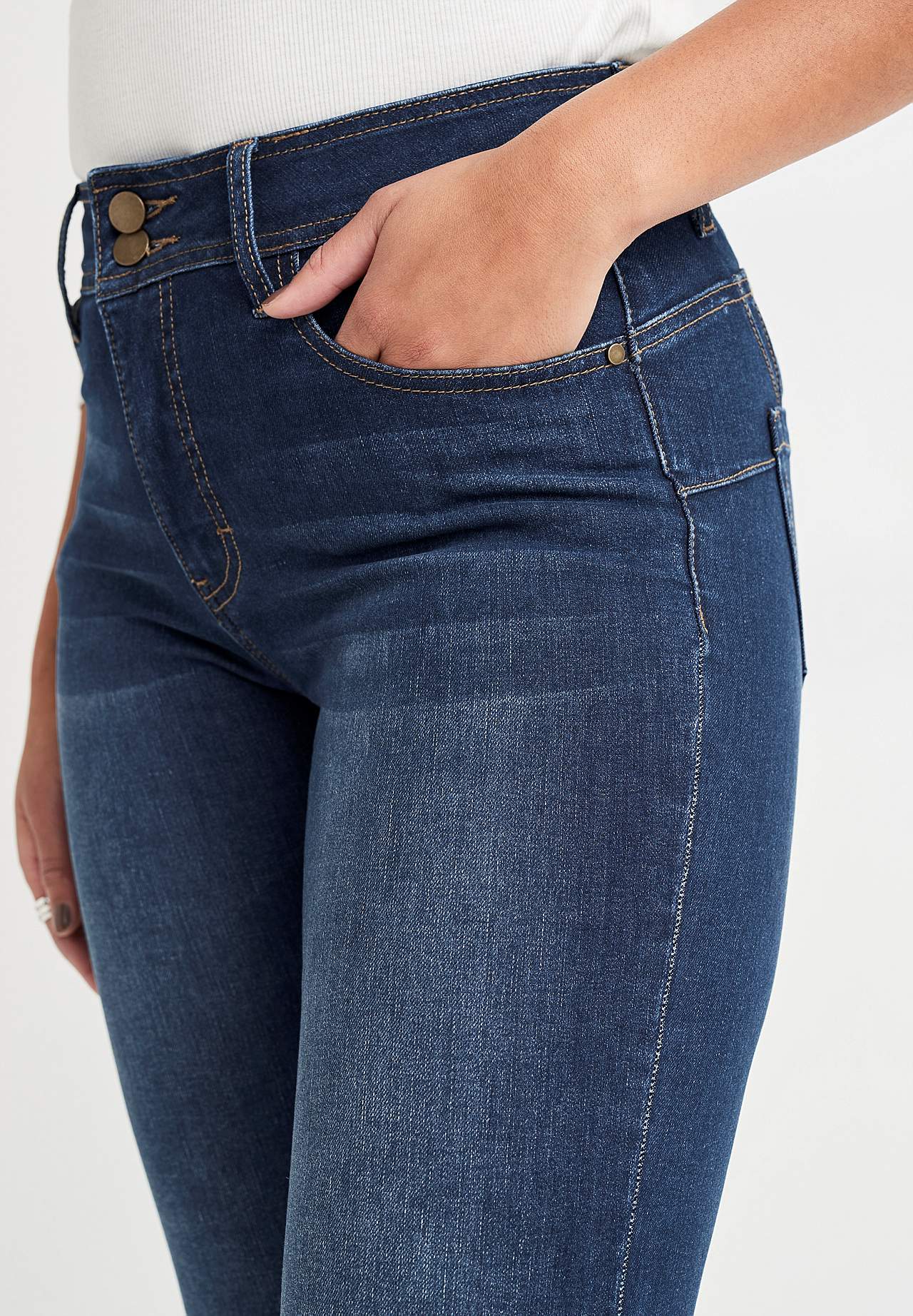 Elastsest kangast bootcut-lõikega vormivad teksased