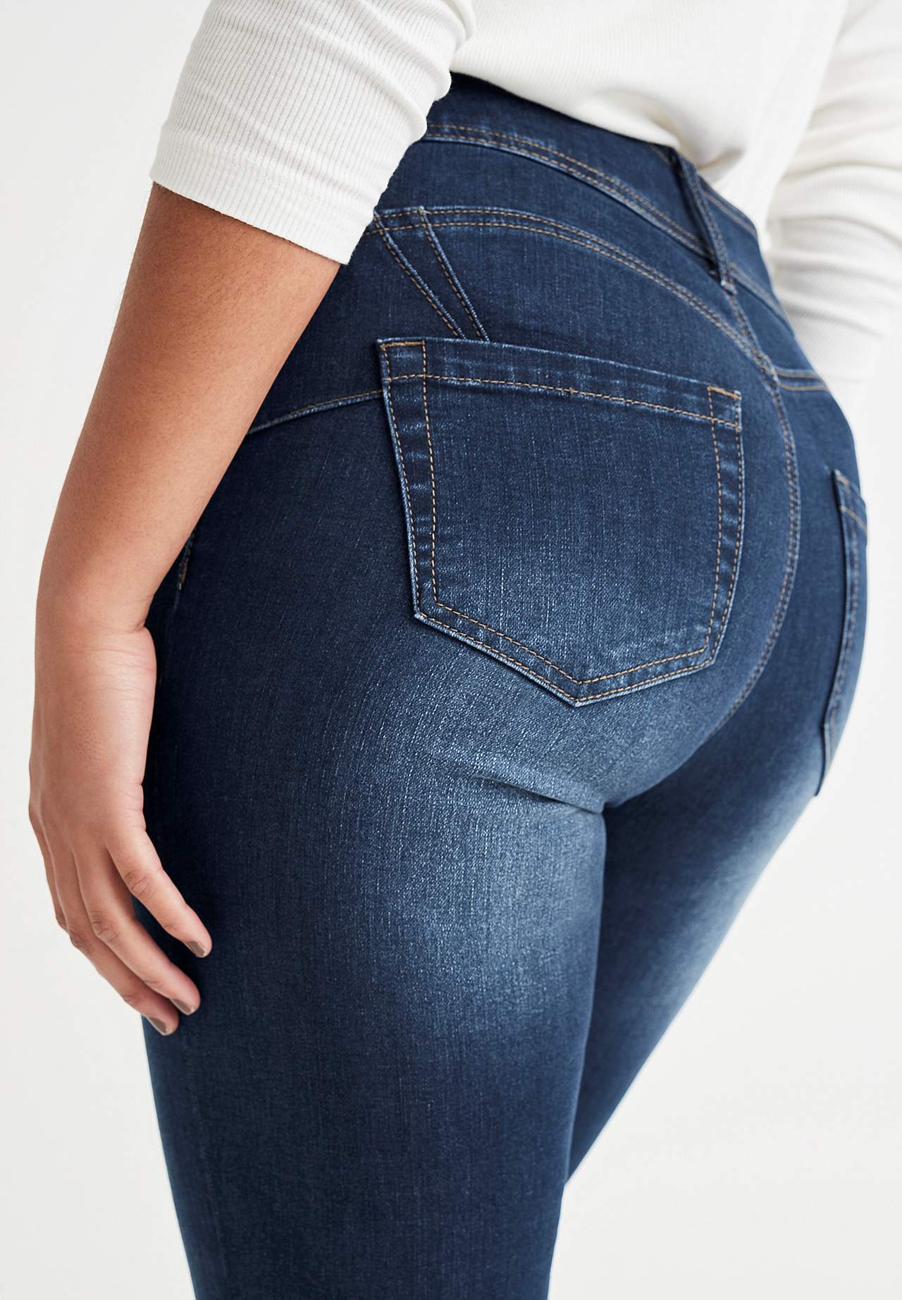 Elastsest kangast bootcut-lõikega vormivad teksased