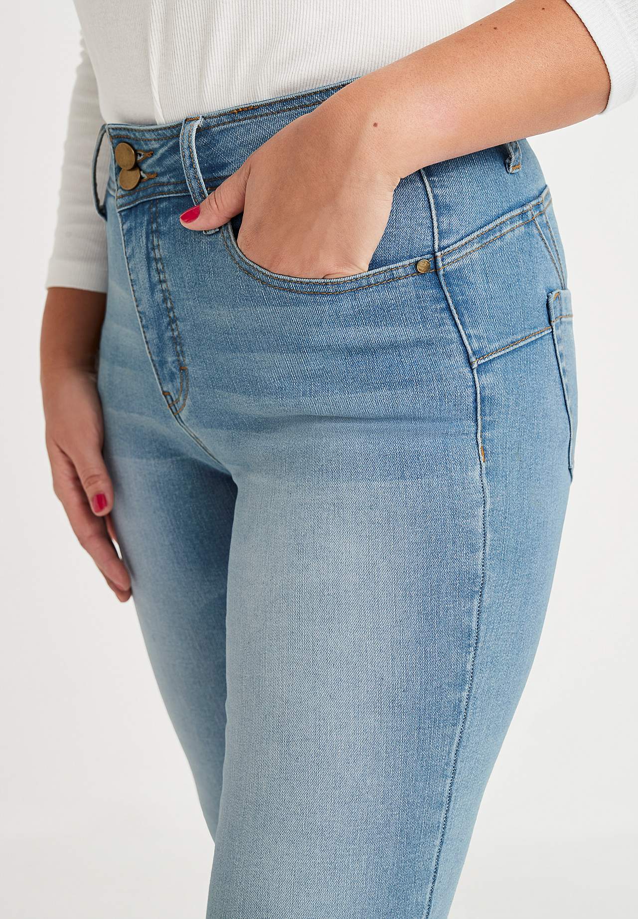 Elastsest kangast bootcut-lõikega vormivad teksased