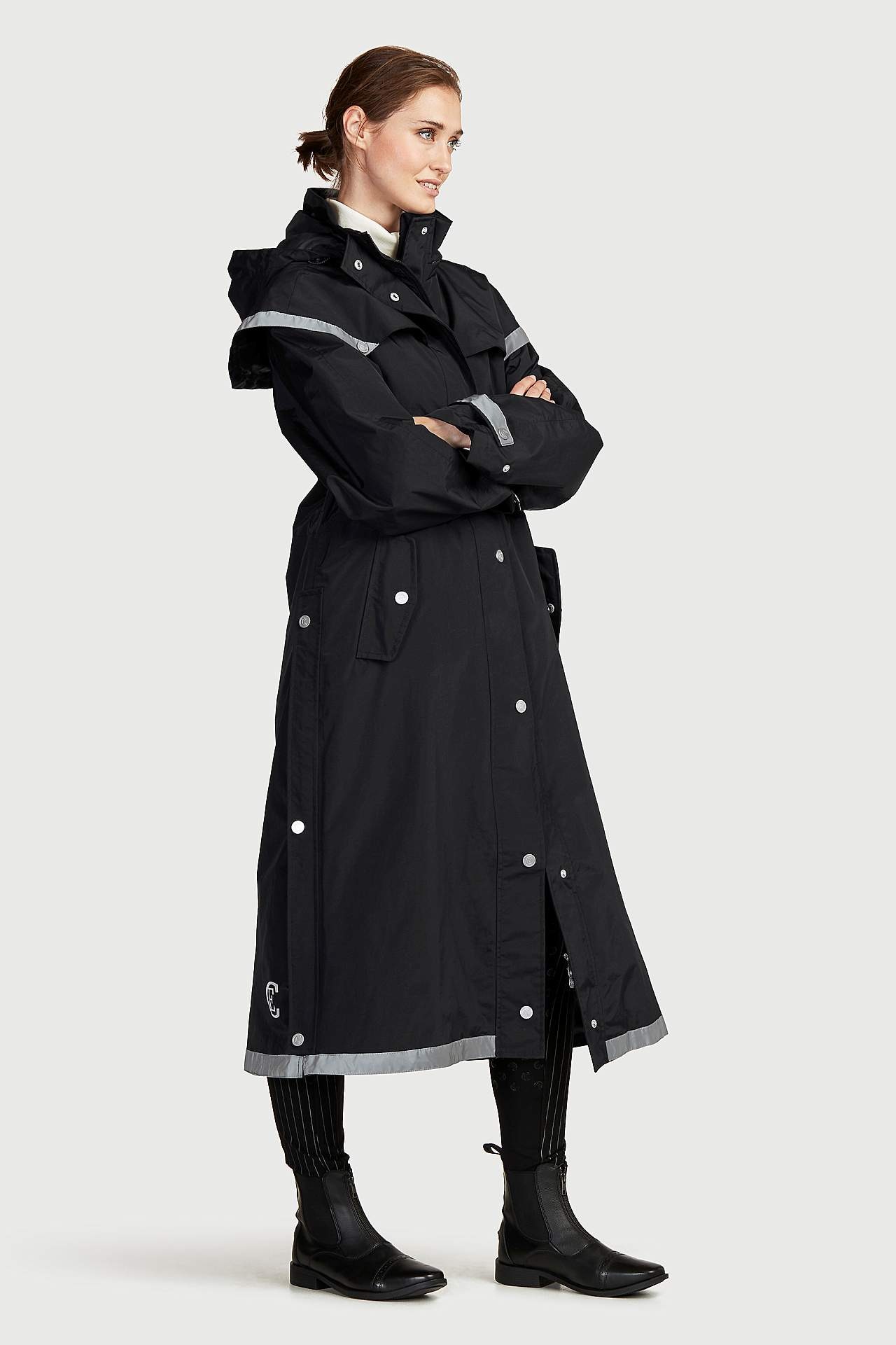 Pikk helkurdetailidega vihmamantel