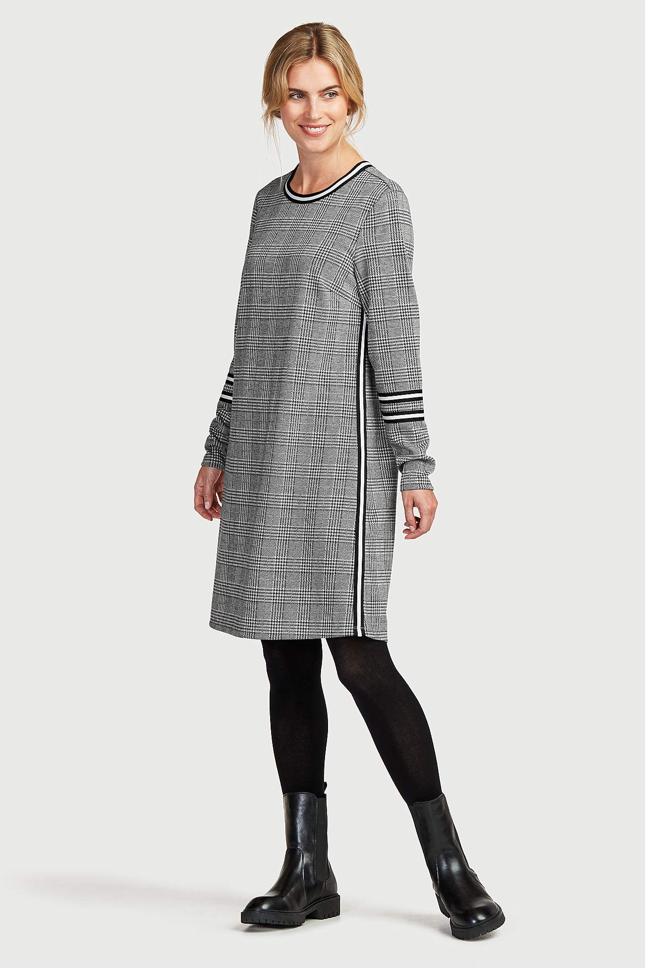 Kontrastvärvis detailisega trikotaažkleit