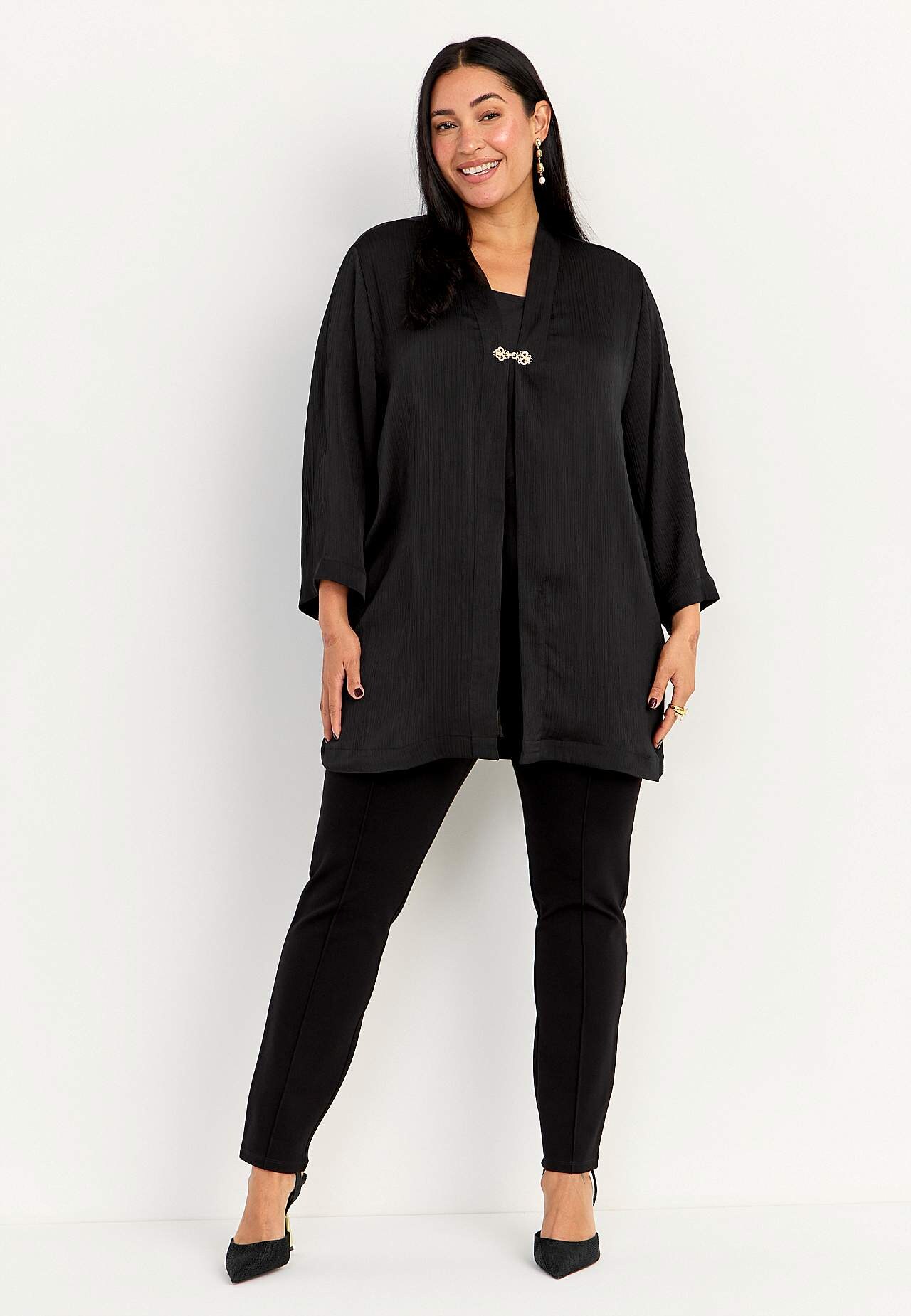 Kuldse pandlaga eest avatud pidulik tuunika