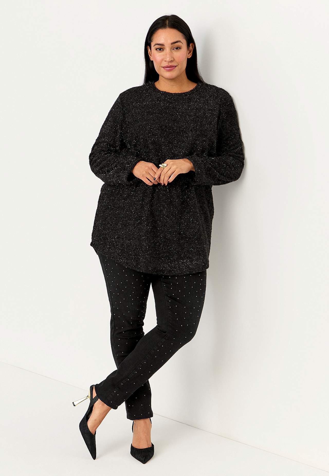 Elastsest kangast kivikestega teksaretuusid