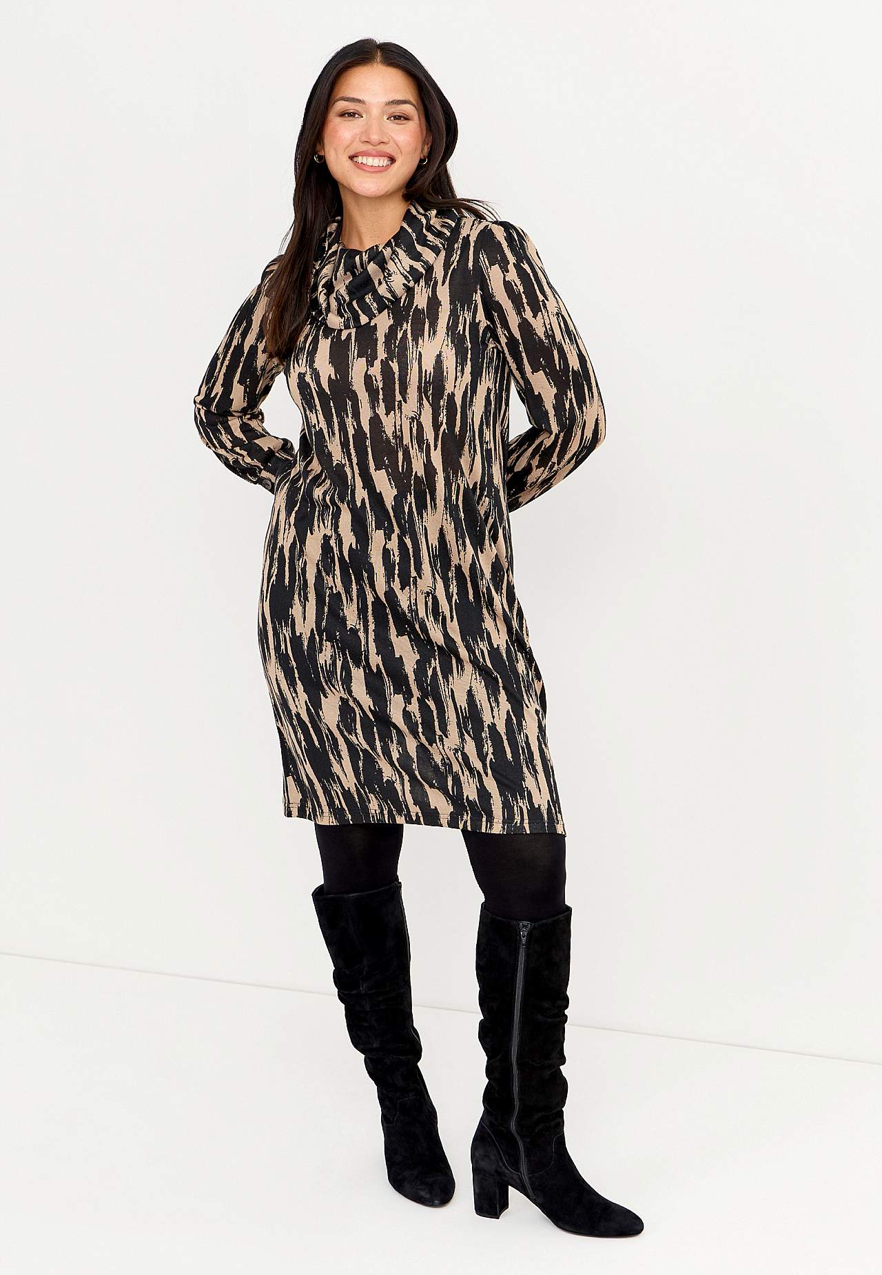 Põlvini ulatuv kirju trikotaažkleit