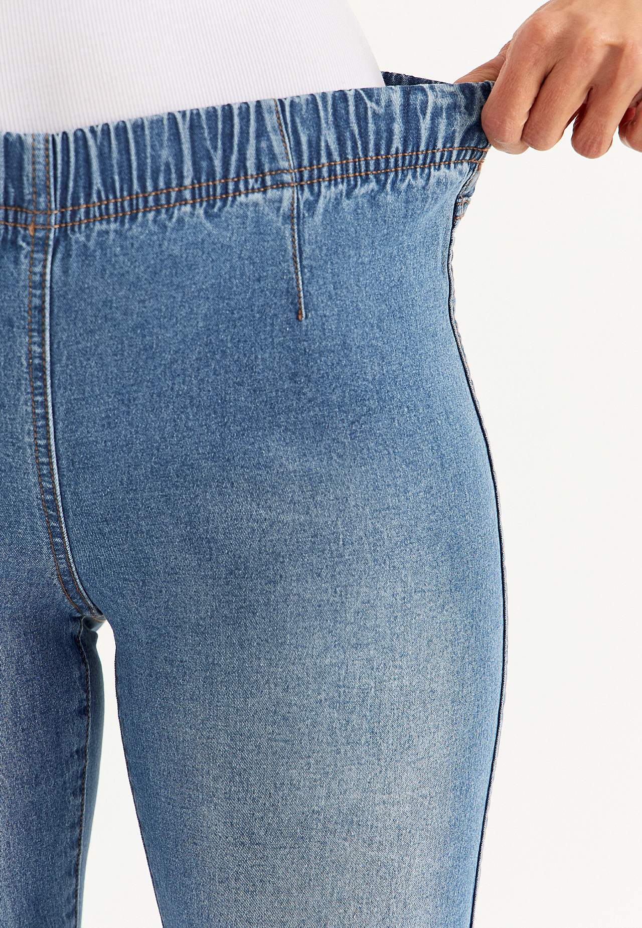 Kitsaste säärtega retuusid