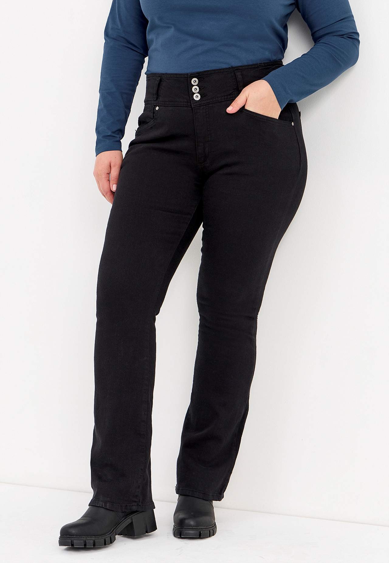 Kõrge pihaosaga bootcut-lõikes teksased