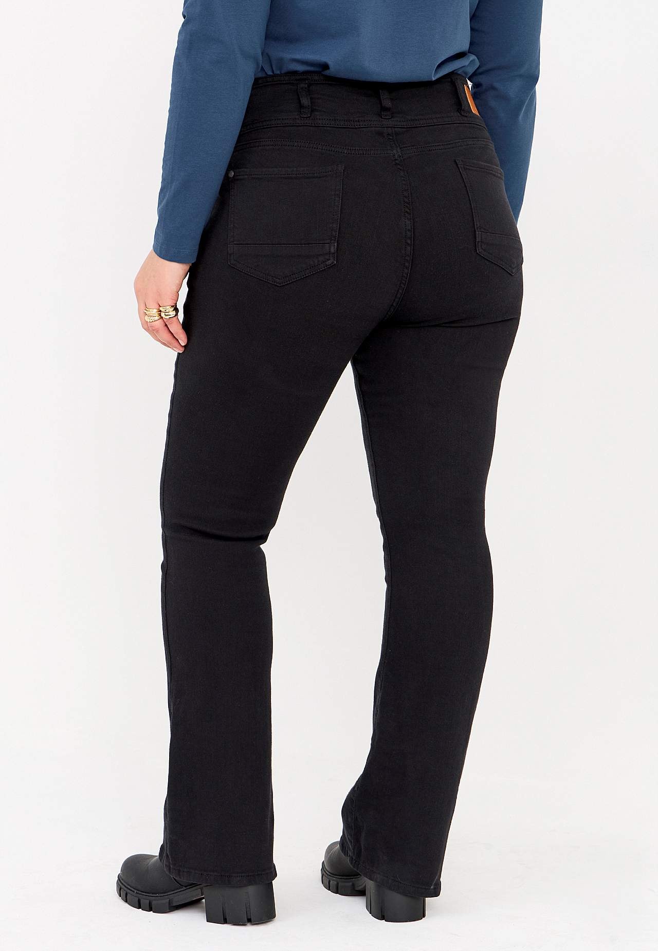 Kõrge pihaosaga bootcut-lõikes teksased