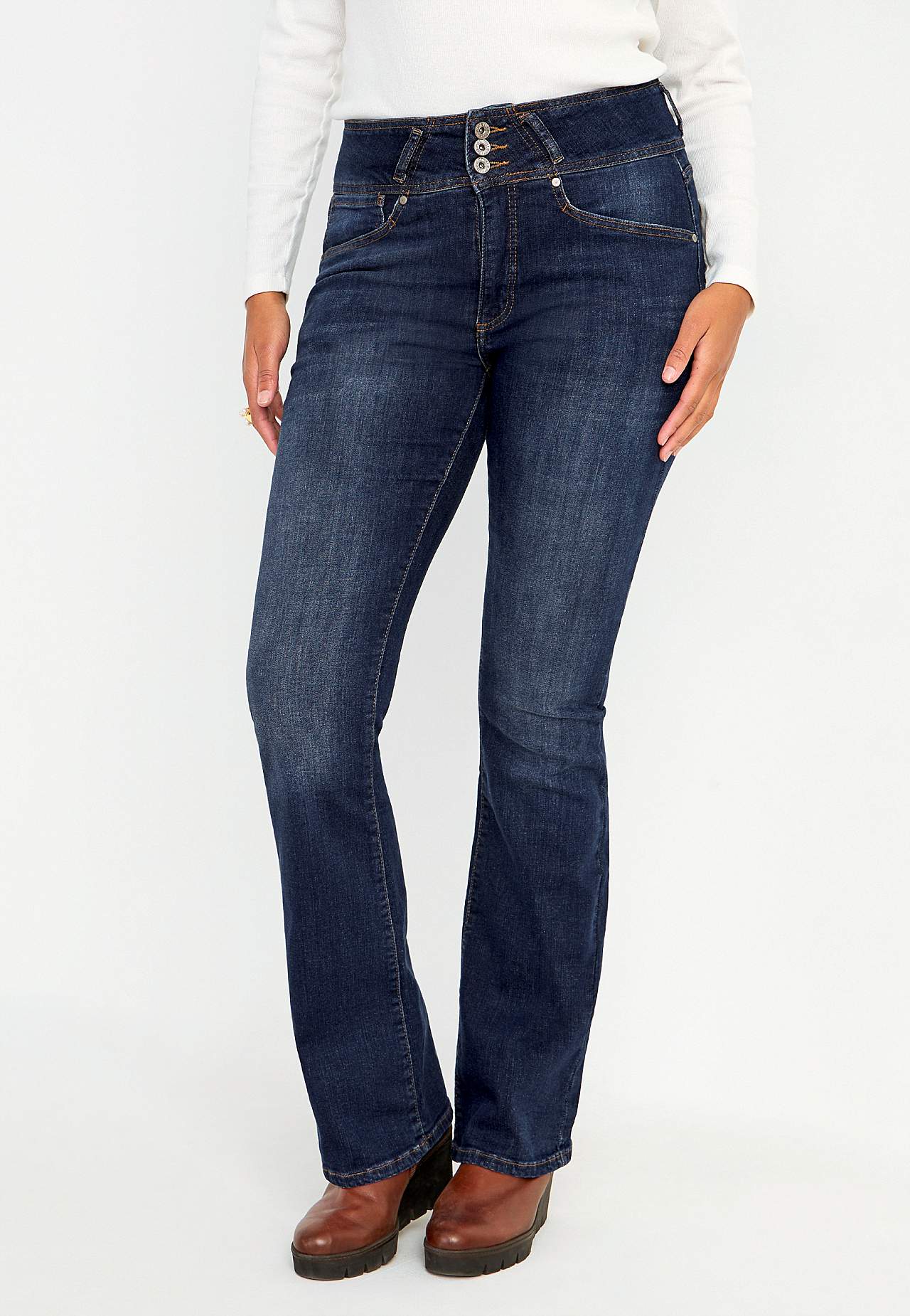 Kõrge pihaosaga bootcut-lõikes teksased