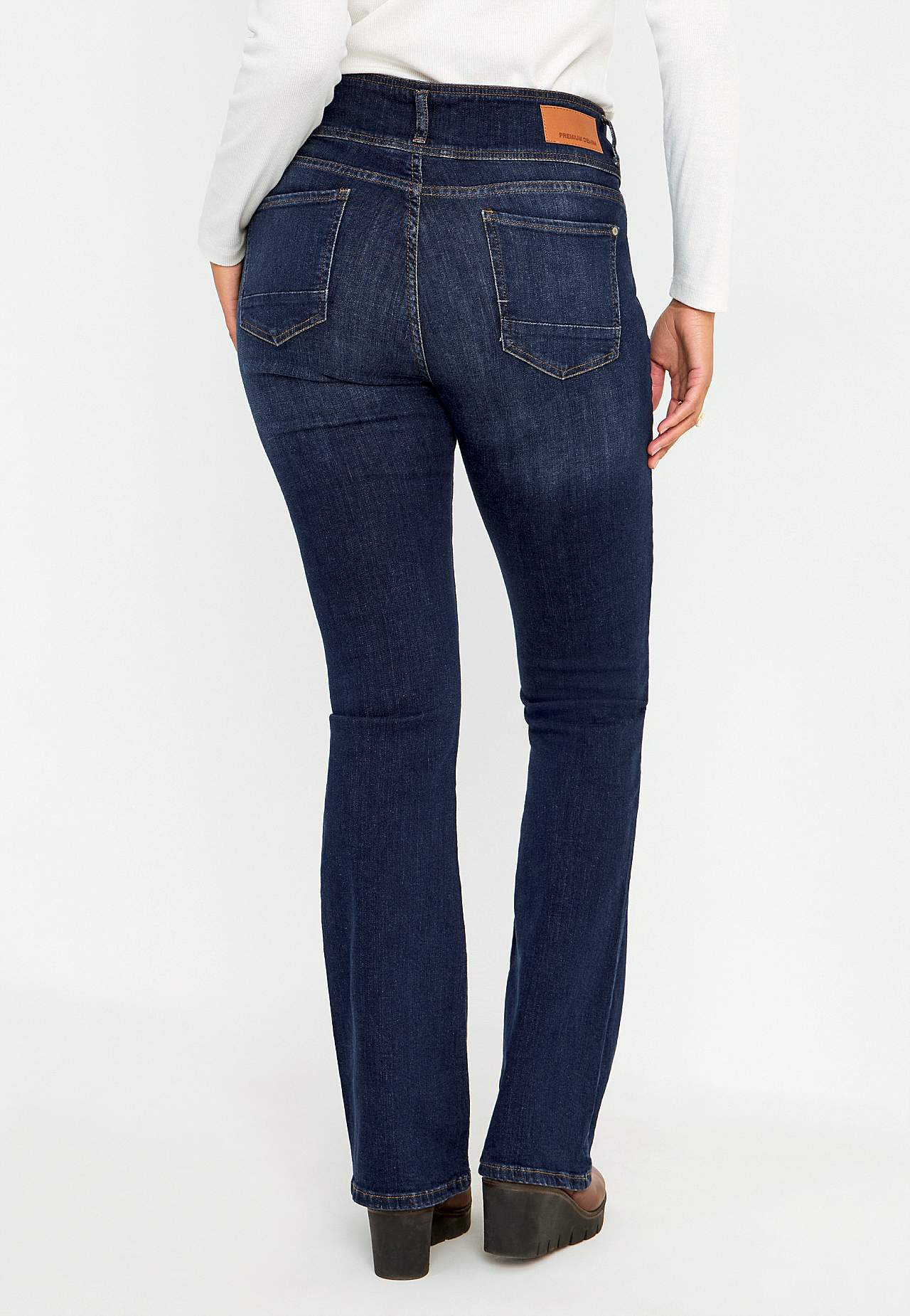 Kõrge pihaosaga bootcut-lõikes teksased