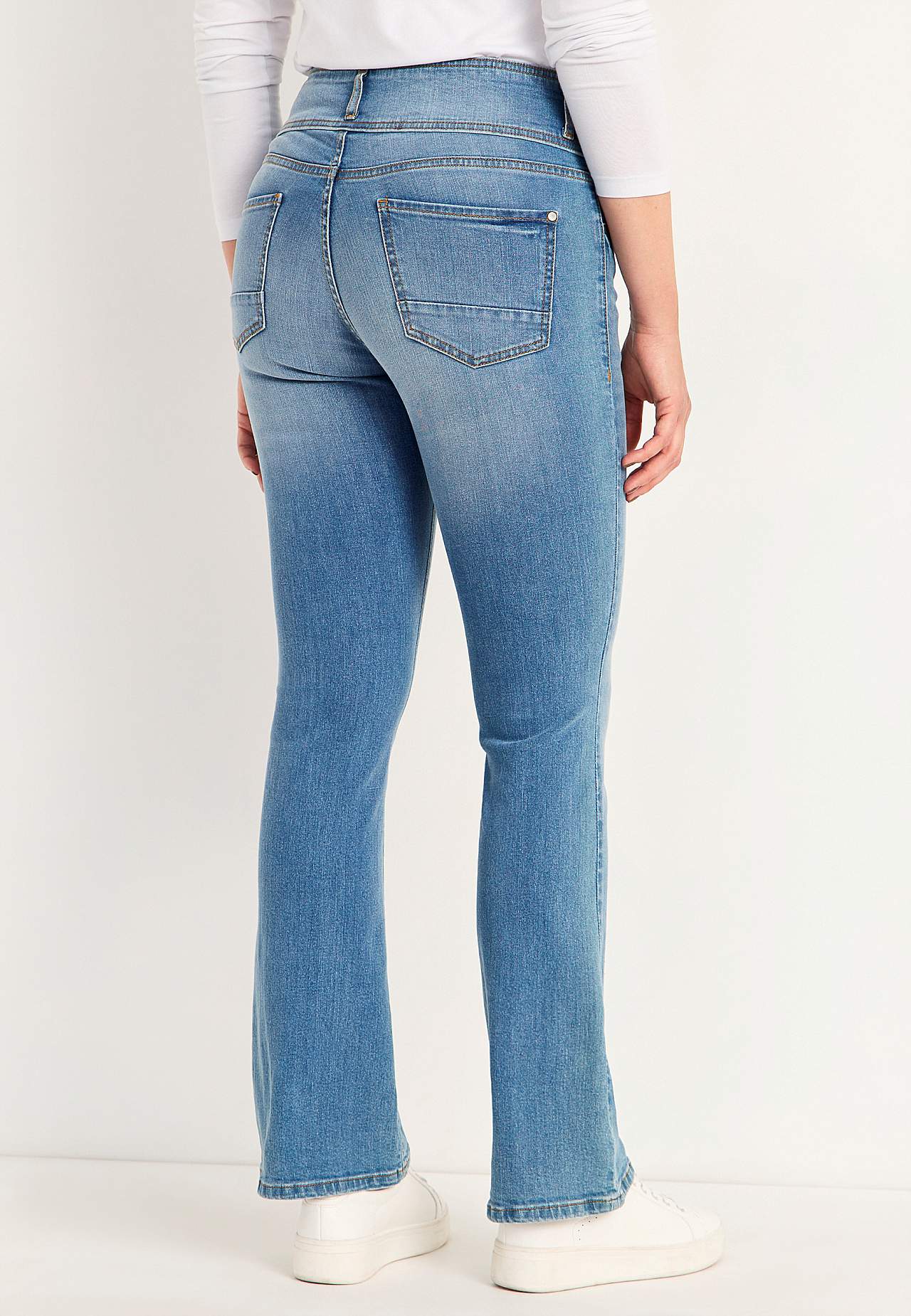 Kõrge pihaosaga bootcut-lõikes teksased
